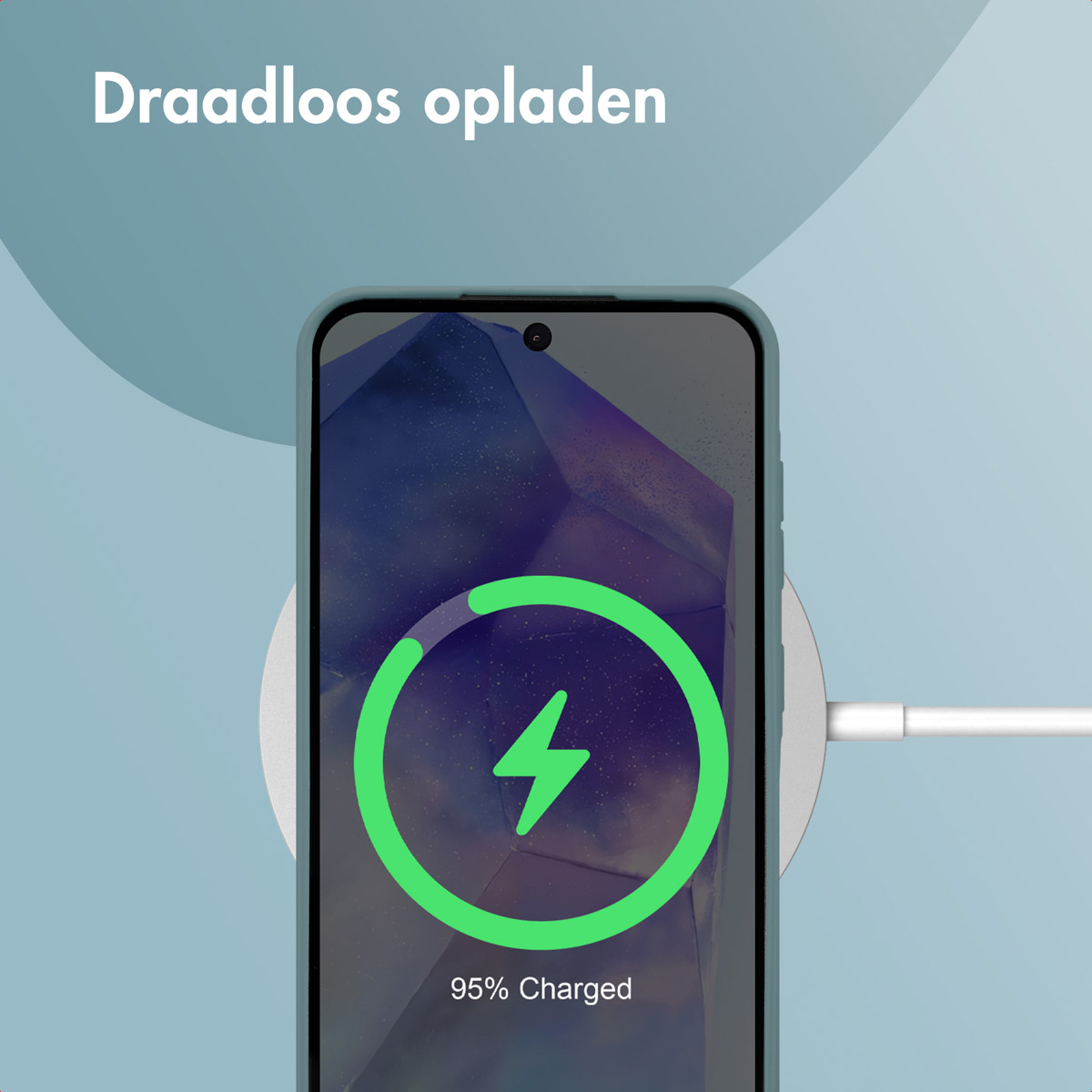 Téléphone en charge sans fil, éclair vert à l'écran indiquant 95% de charge.
