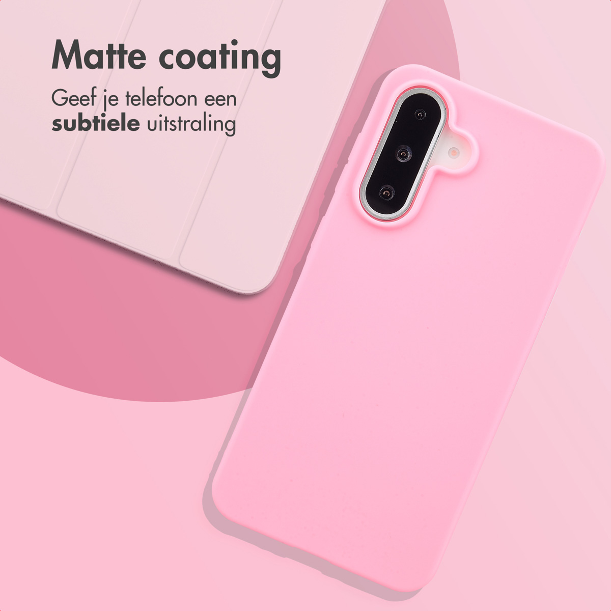Roze telefoonhoesje en een telefoon op een roze oppervlak. Tekst: Matte coating, subtiele uitstraling.