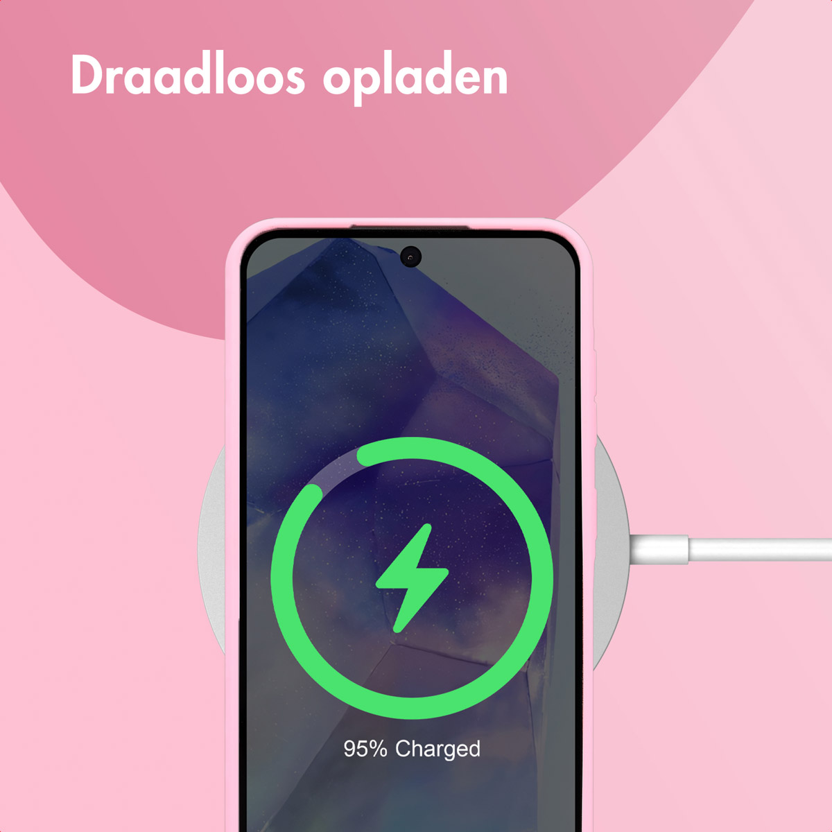 Een roze smartphone die draadloos oplaadt met een groen bliksempictogram op het scherm.