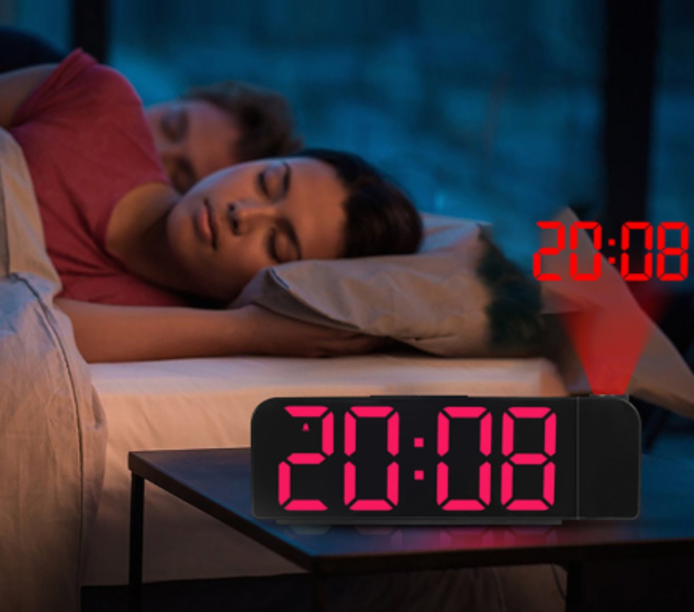 Eine Digitaluhr, die die Uhrzeit 20:08 anzeigt, die auf eine Wand projiziert wird.