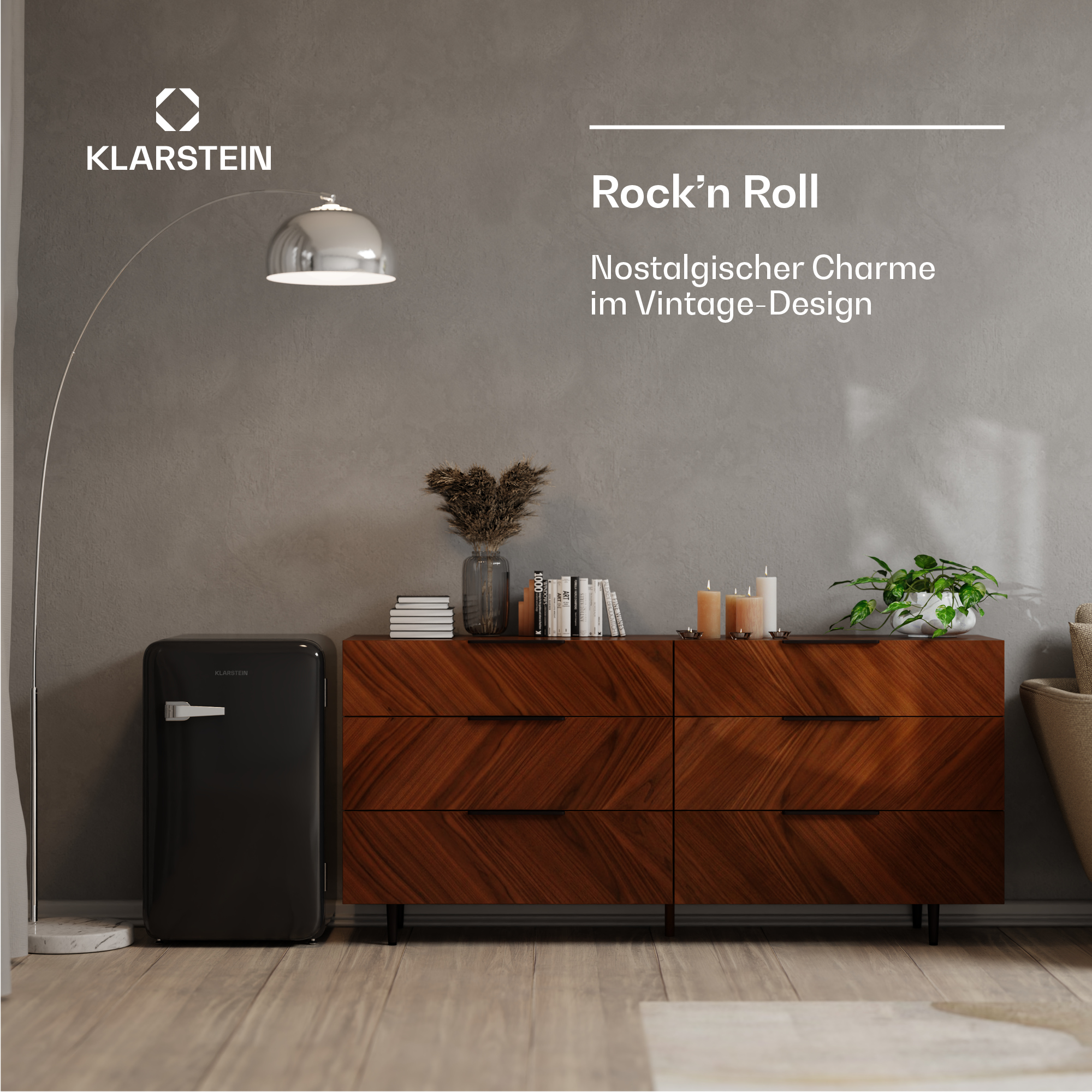 Ein Raum mit Stehlampe, schwarzem Kühlschrank und Holzkommode, Vintage-Design.