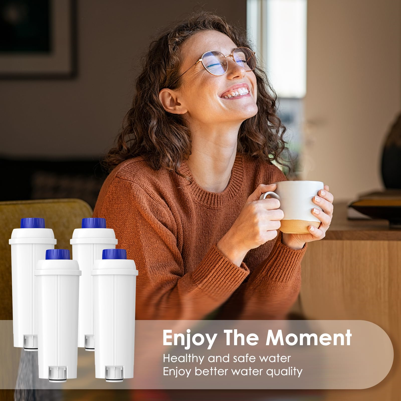 Eine lächelnde Frau, die eine Kaffeetasse hält, mit Wasserfiltern im Vordergrund.