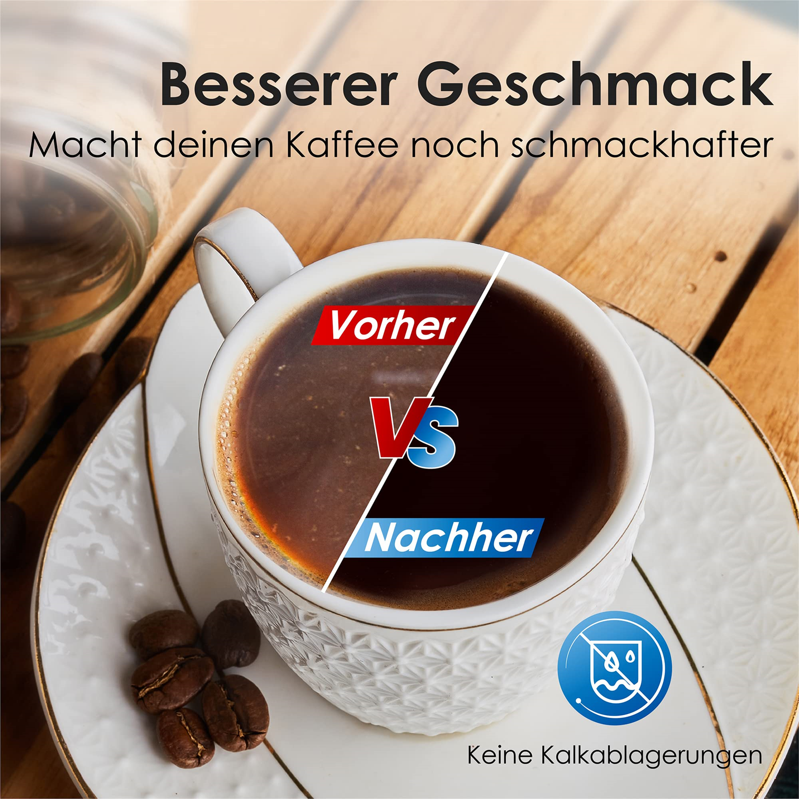 Zwei Kaffeetassen, eine mit Vergleichsaufkleber, mit Kaffeebohnen.
