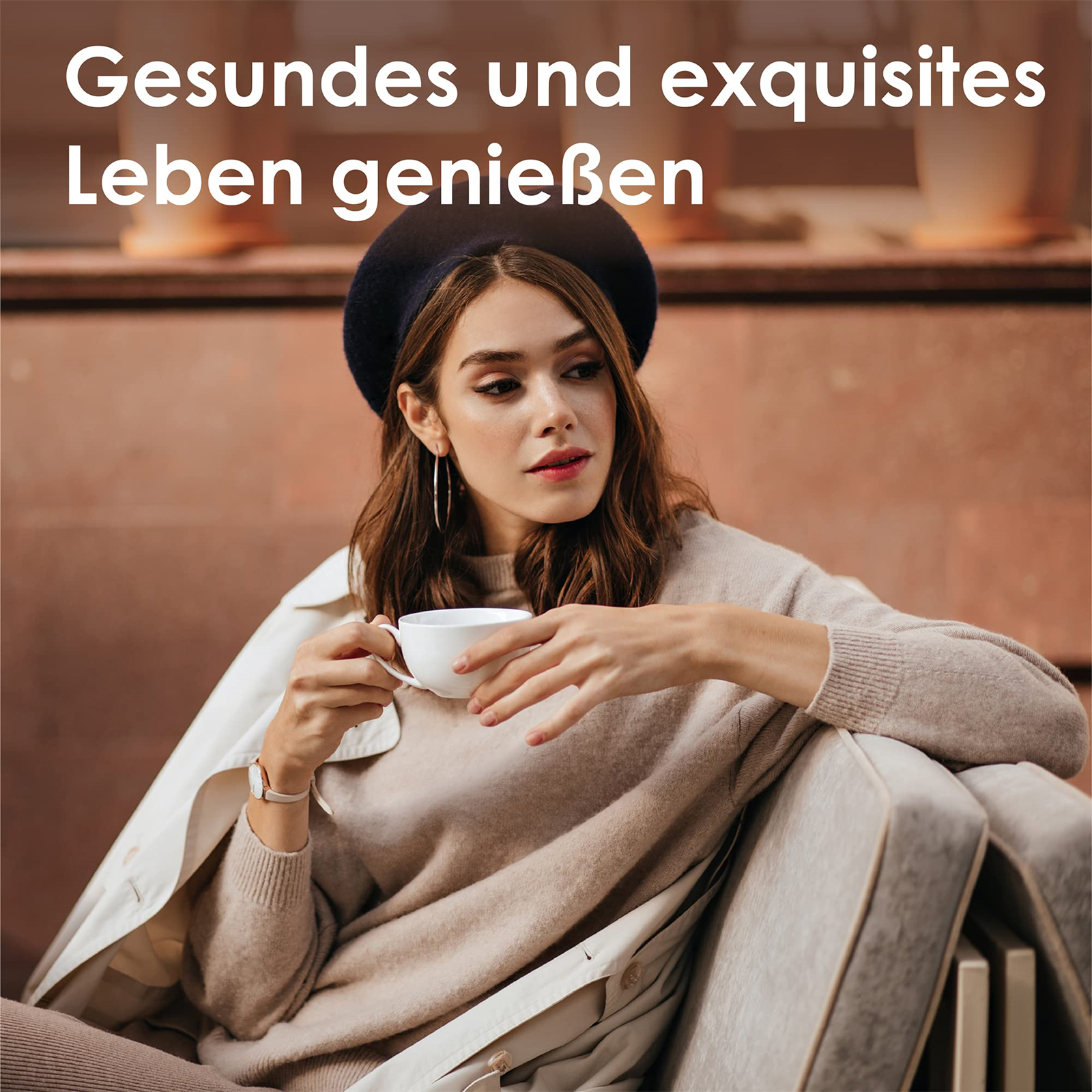 Frau mit Baskenmütze hält eine Tasse, mit dem Text "Genießen Sie ein gesundes und exquisites Leben".