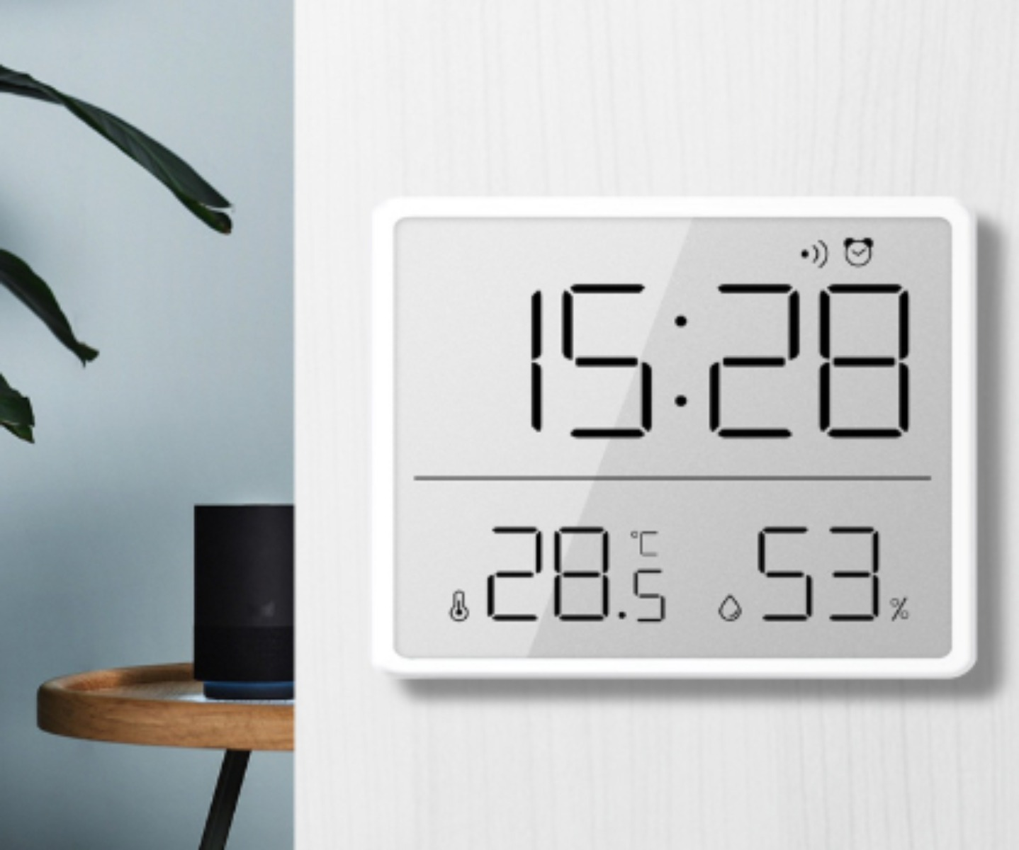 Digitaluhr, die Zeit und Temperatur anzeigt. Sie ist weiß mit schwarzem Display.