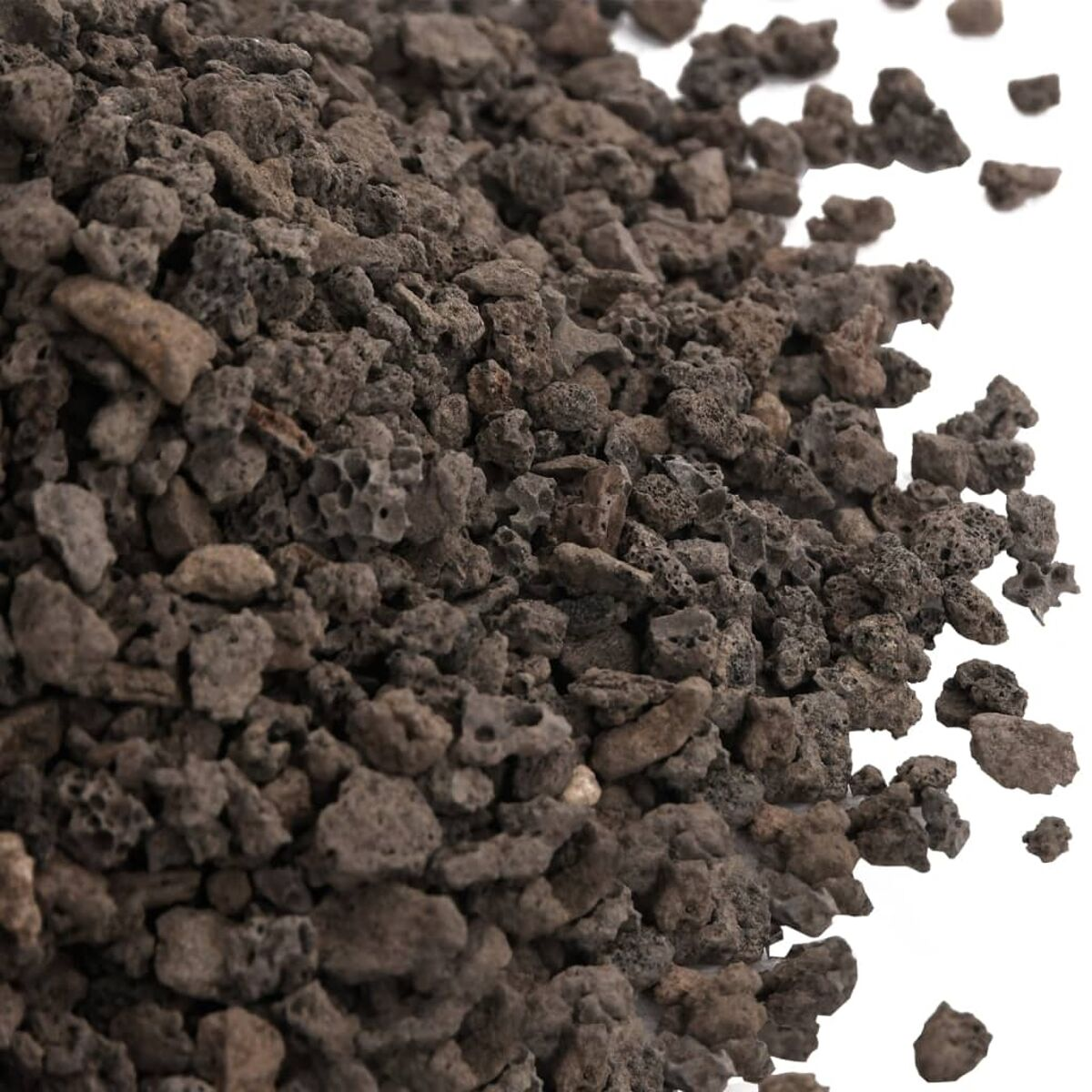 Cumulo di rocce laviche marrone scuro su sfondo bianco, ripresa ravvicinata.