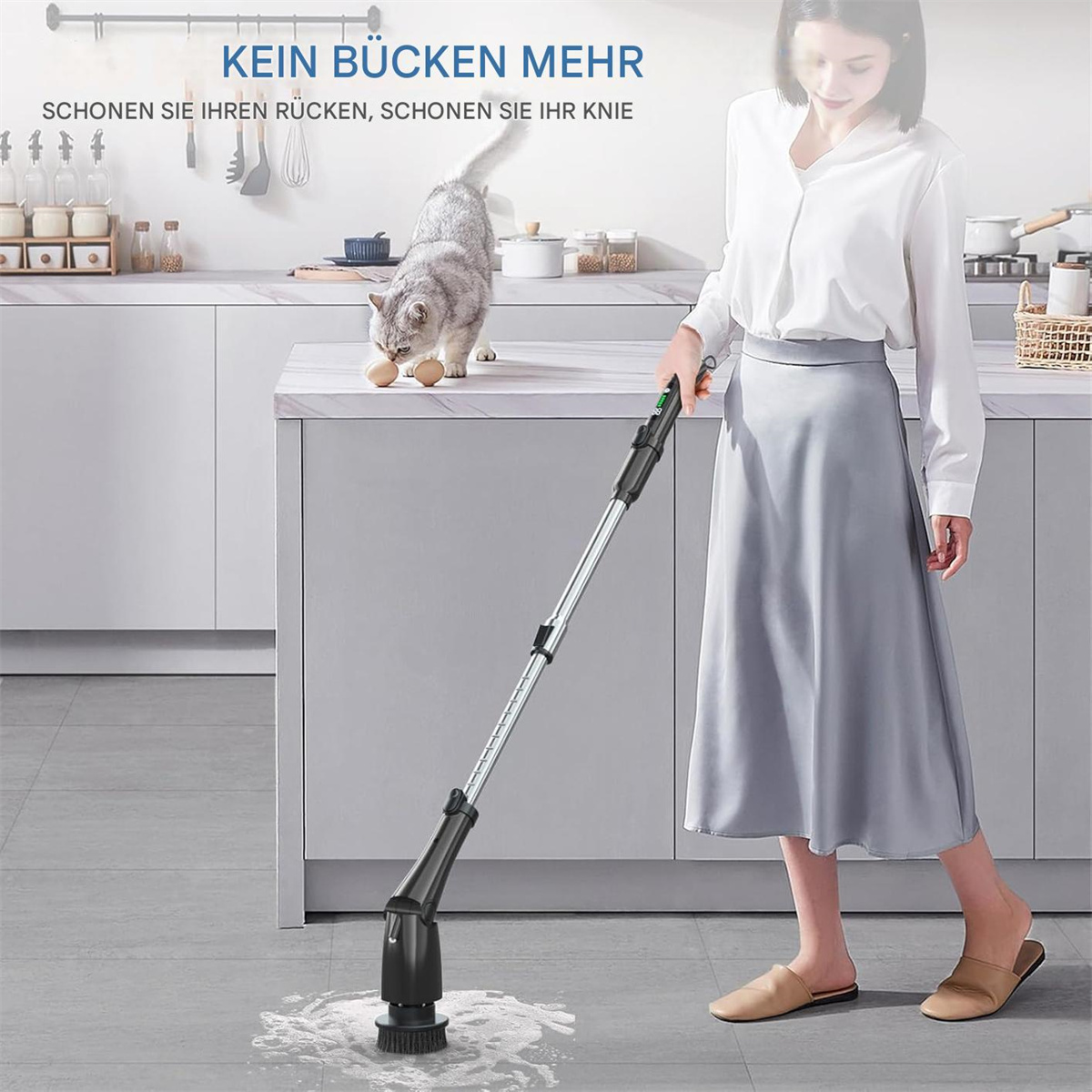 Moderne Deckenleuchte mit mehreren Glühbirnen in einem Wohnzimmer mit großen Fenstern.