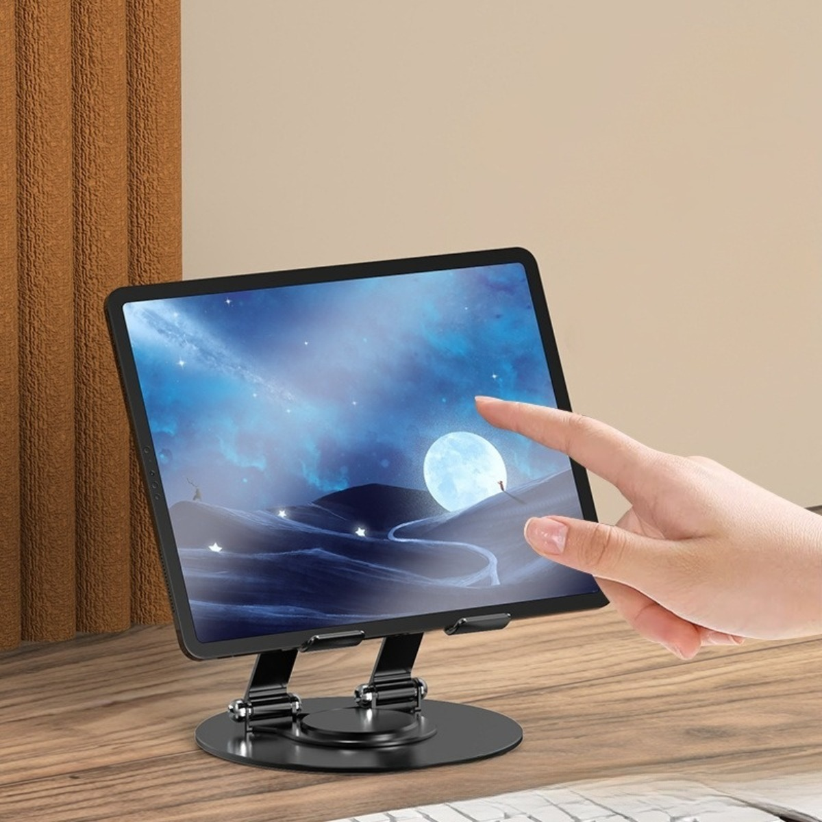 Tablet auf Ständer, Finger berührt Bildschirm, zeigt eine Nachthimmel-Szene.
