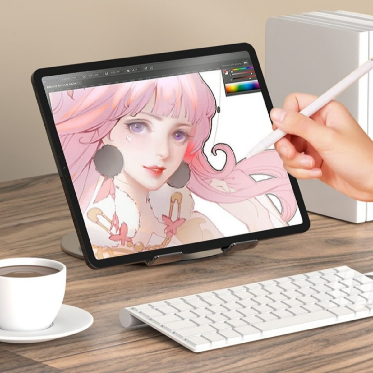 Tablet auf einem Ständer mit Zeichnung auf dem Bildschirm, plus Tastatur und Kaffeetasse.