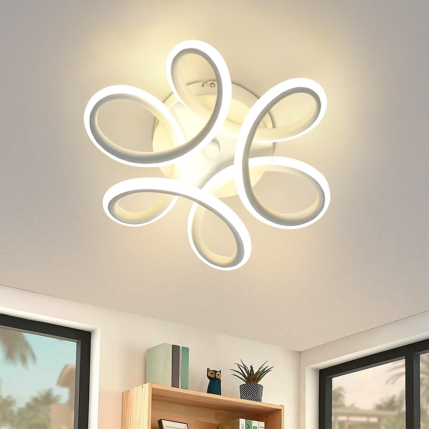 Lámpara de techo blanca con un diseño floral en bucle, que ilumina una habitación brillante.