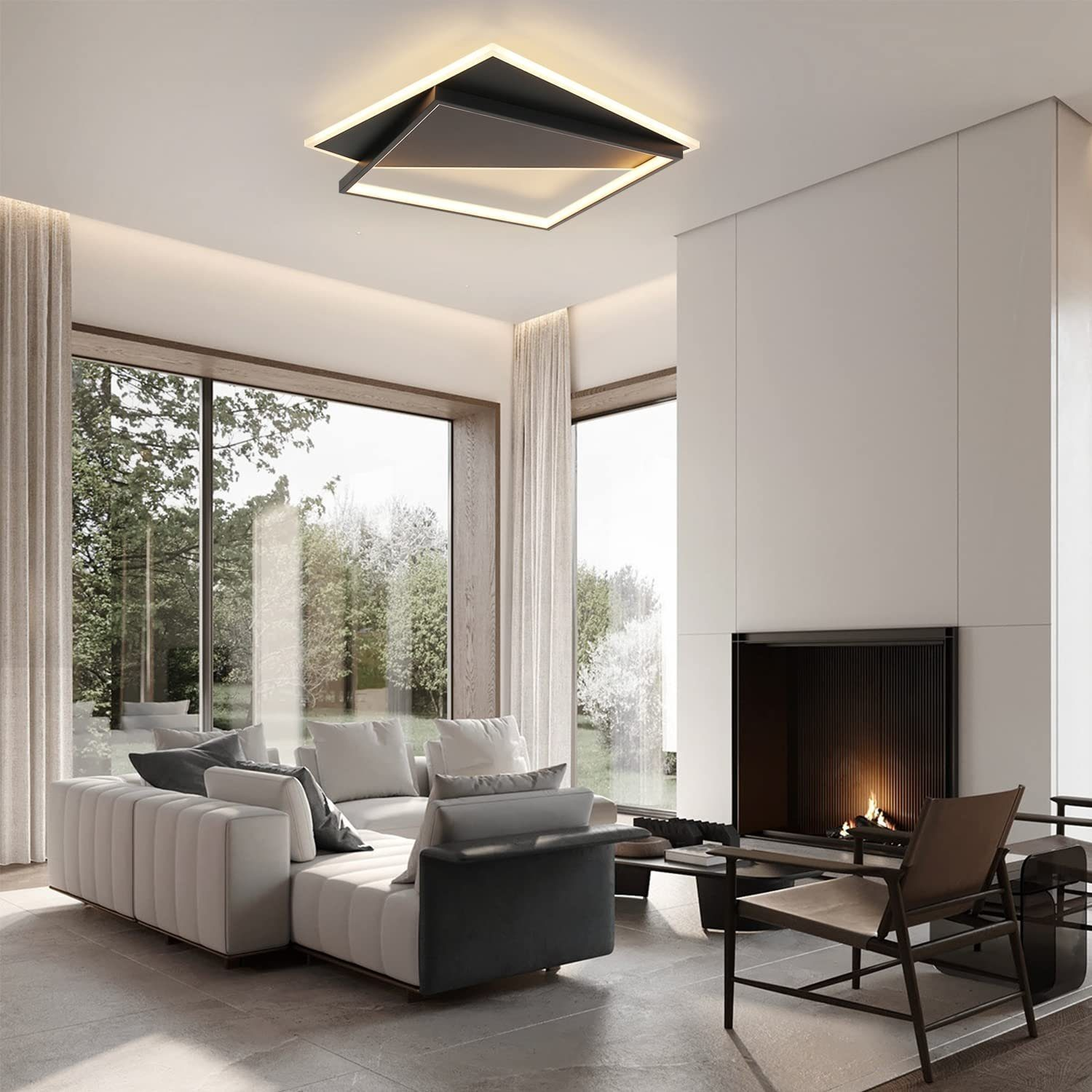 Salón moderno con sofá blanco, chimenea, ventanas grandes y luz de techo geométrica.