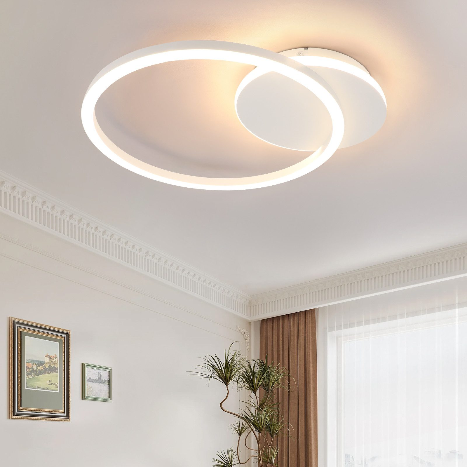 Una moderna plafoniera bianca con un design curvo e a spirale. La luce è accesa, illuminando il soffitto.