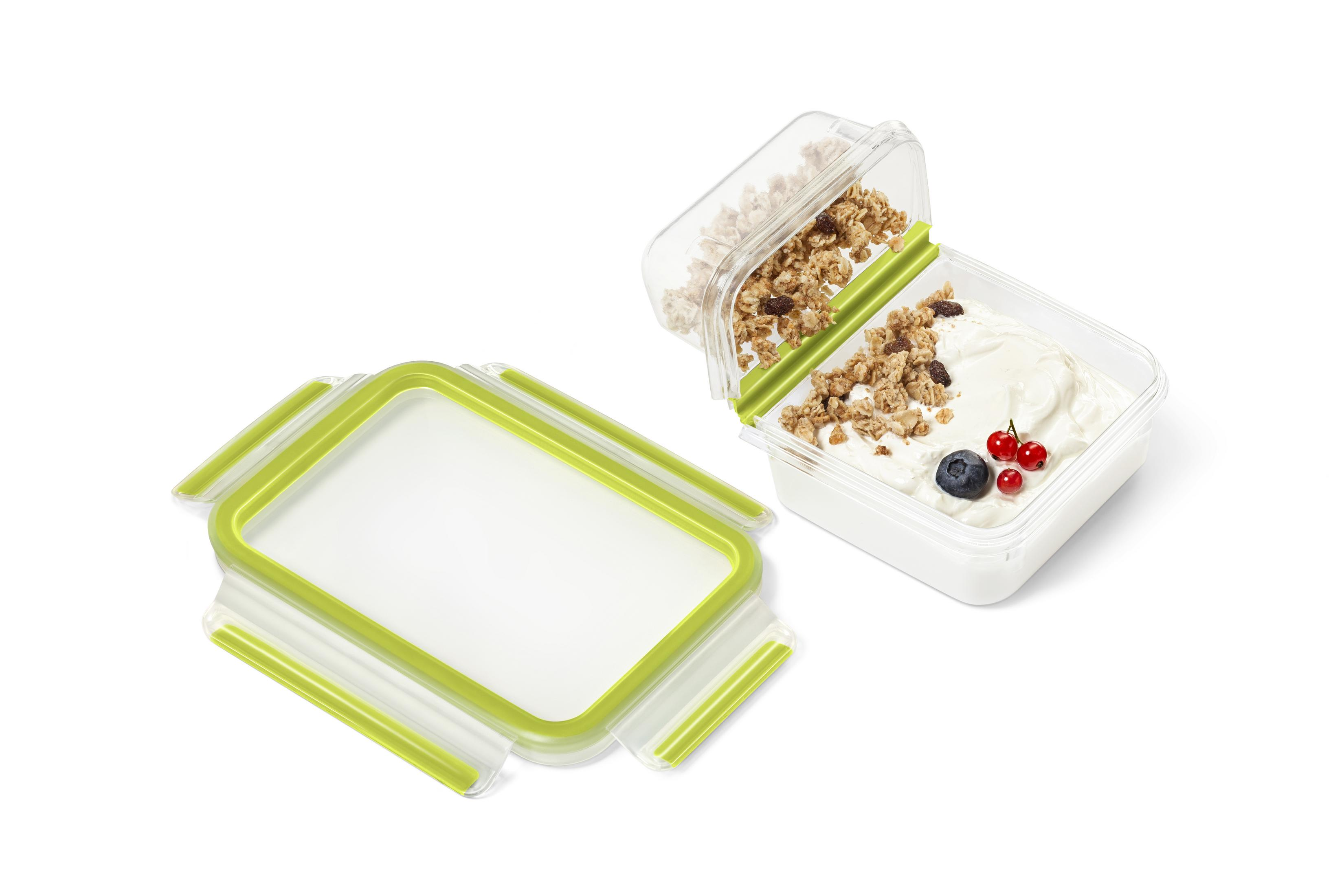 Transparente Kunststoff-Lebensmittelbehälter mit grünen Deckeln, einer offen mit Joghurt und Müsli.