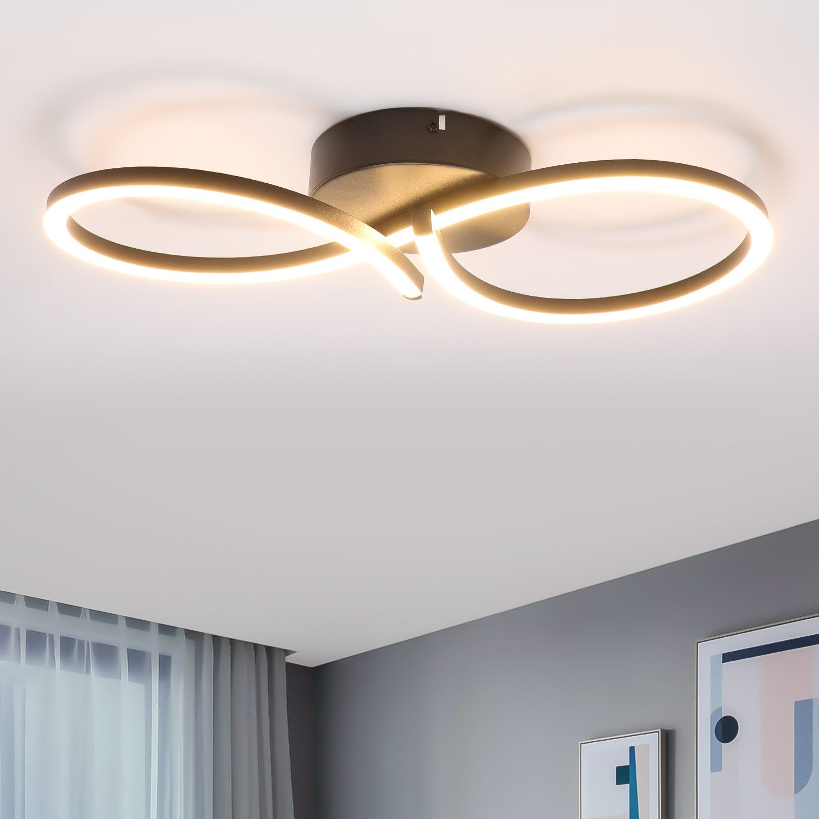 Lampada da soffitto moderna. È nera e ha un design ad anello. Soffitto bianco. Sfondo parete grigio.