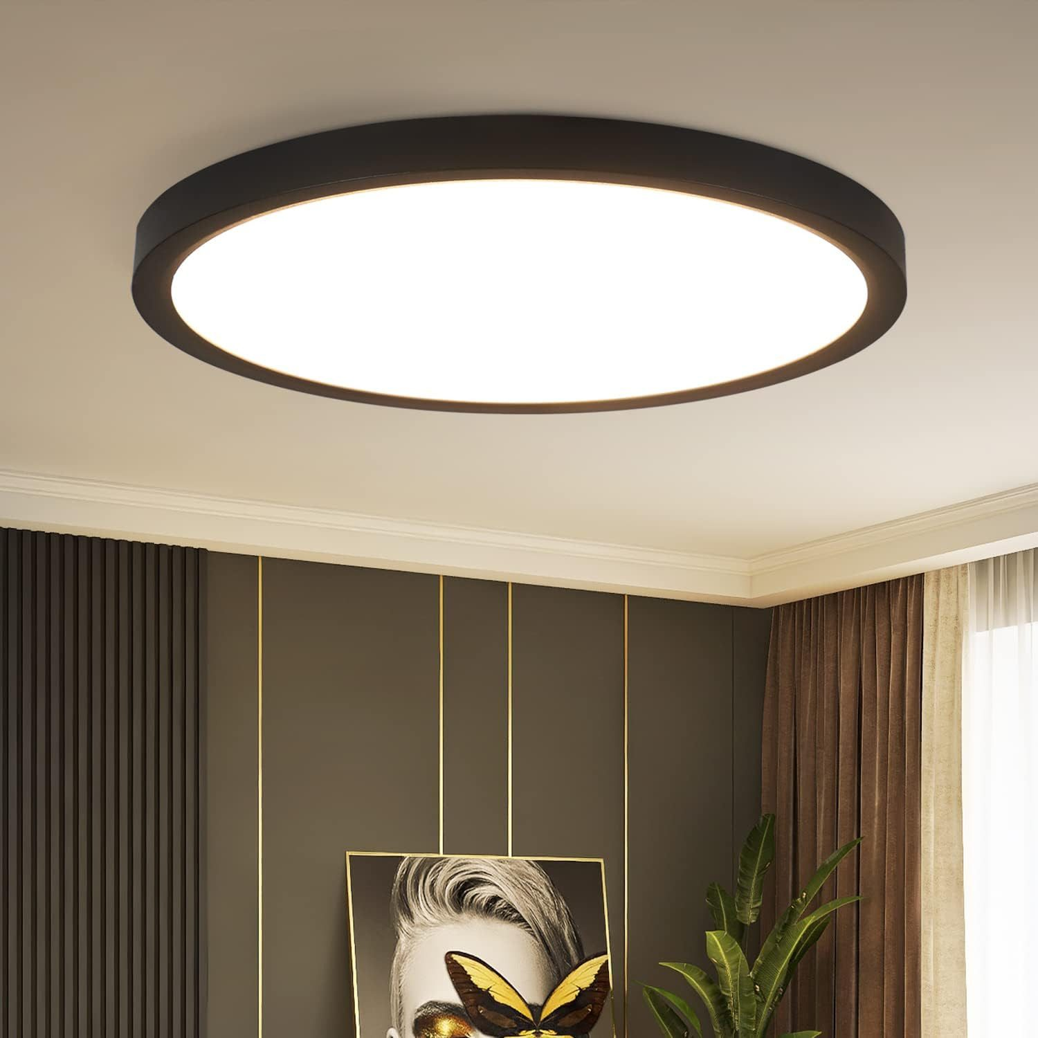 Kroki instalacji lampy sufitowej, pokazujące śruby i wspornik montażowy.