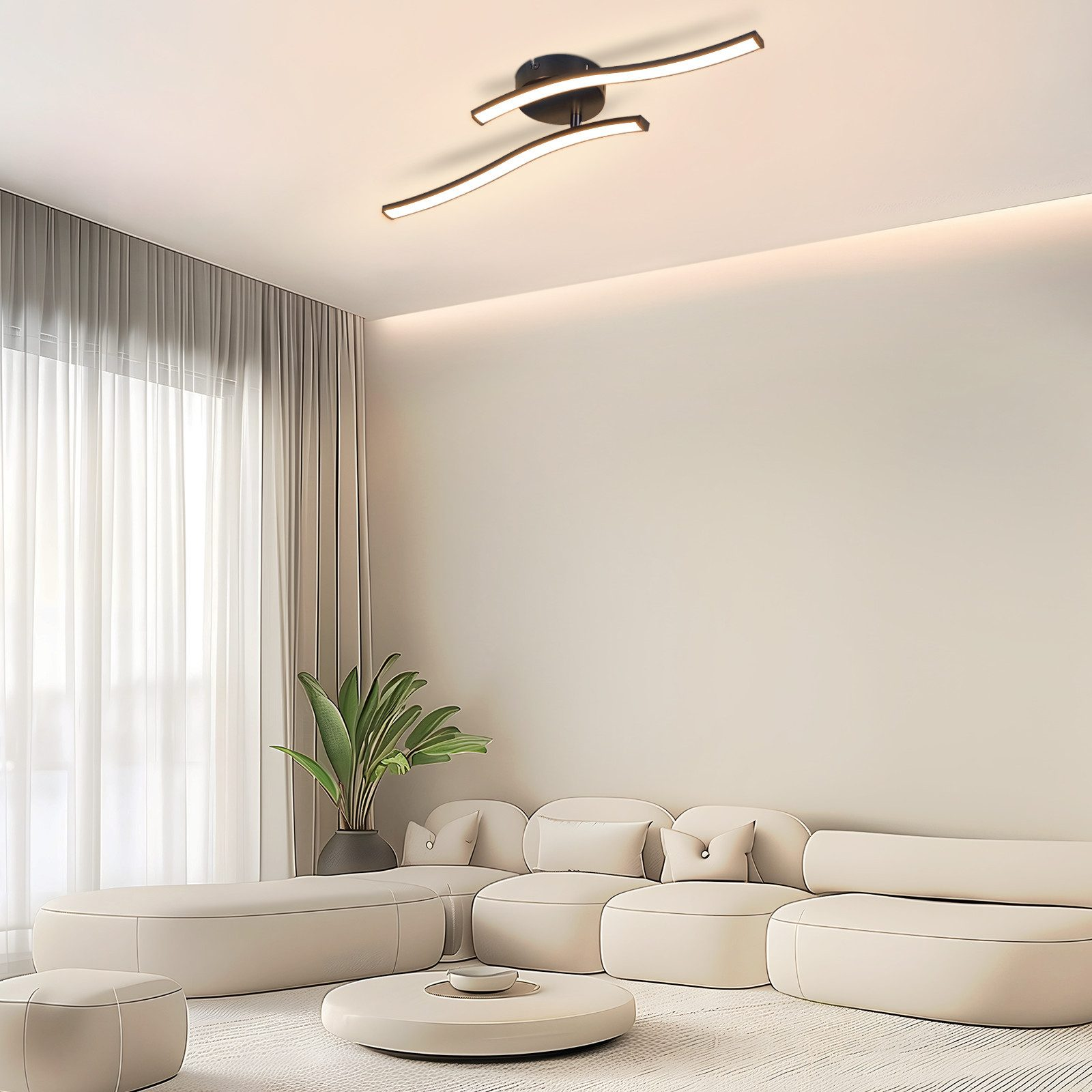 Un soggiorno moderno con un divano bianco, una pianta e un lampadario nero.