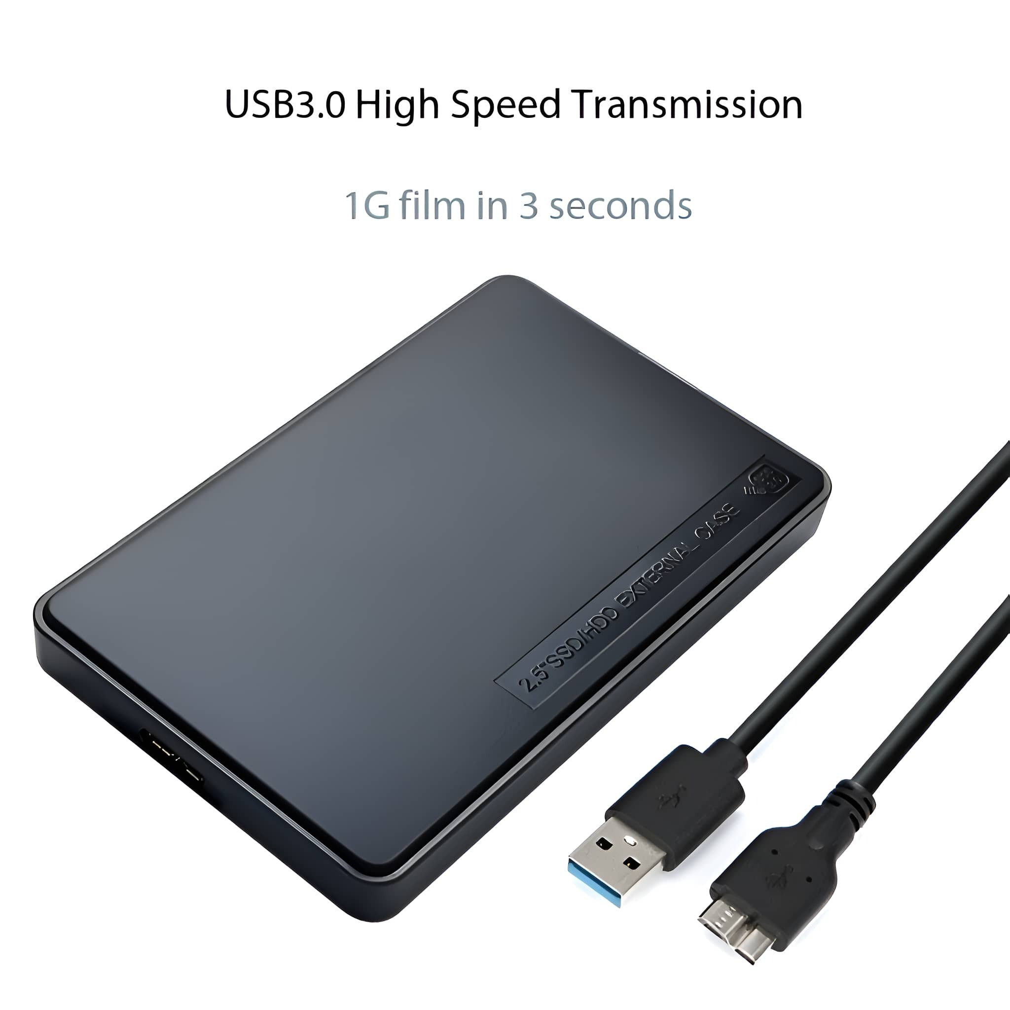 Eine schwarze externe Festplatte neben zwei USB-Kabeln vor weißem Hintergrund.