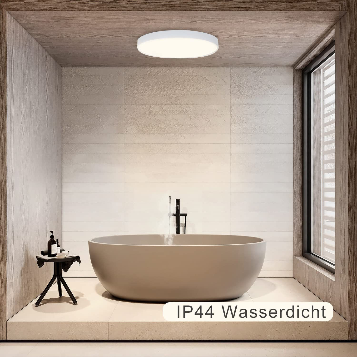 Un baño con una luz de techo blanca, una bañera grande y una ventana. Texto: Impermeable IP44.