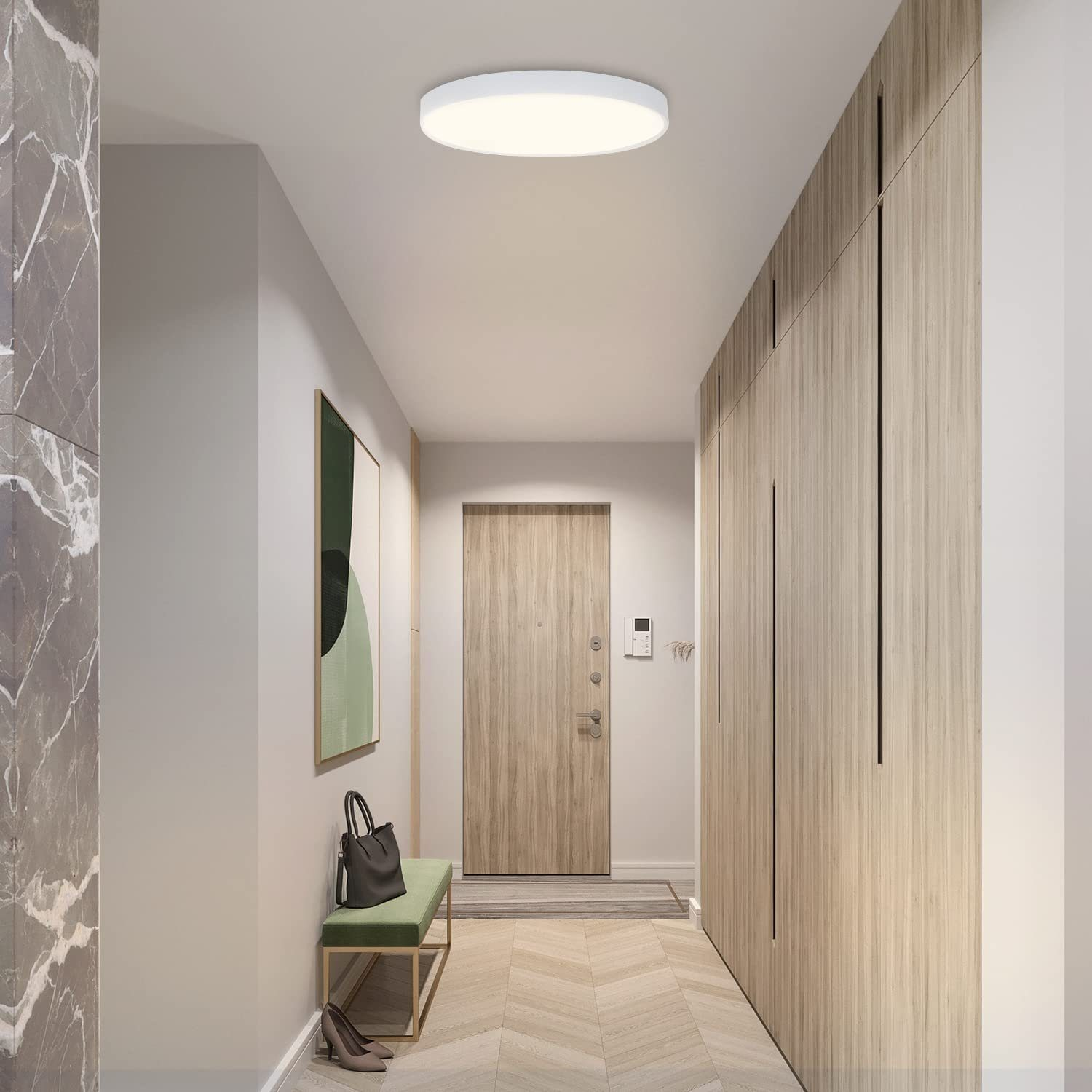 Pasillo con puerta de madera, banco, cuadro y luz. Armario a la derecha.