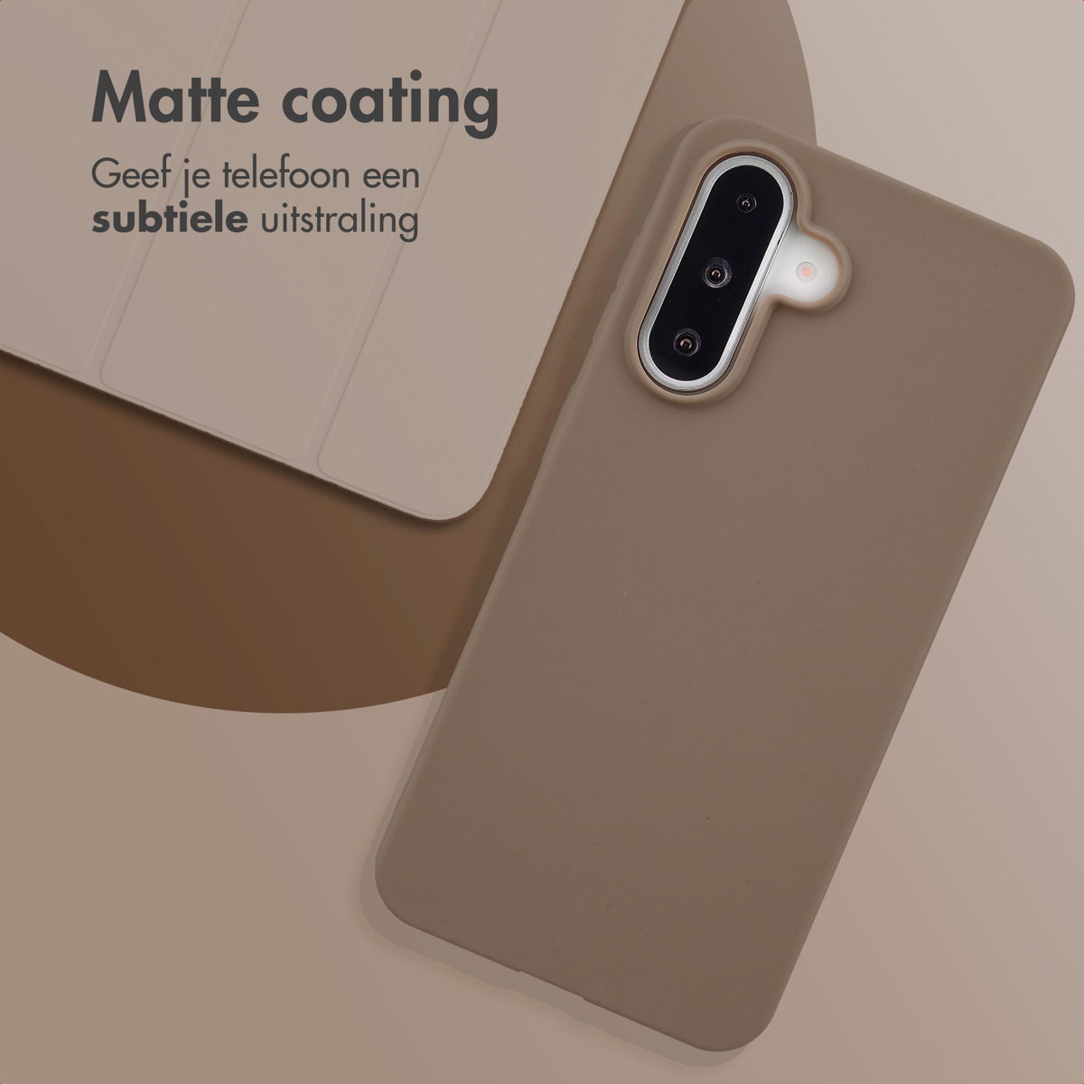 Une coque de téléphone marron à côté d'un téléphone, avec le texte 'Revêtement mat' et du texte néerlandais.