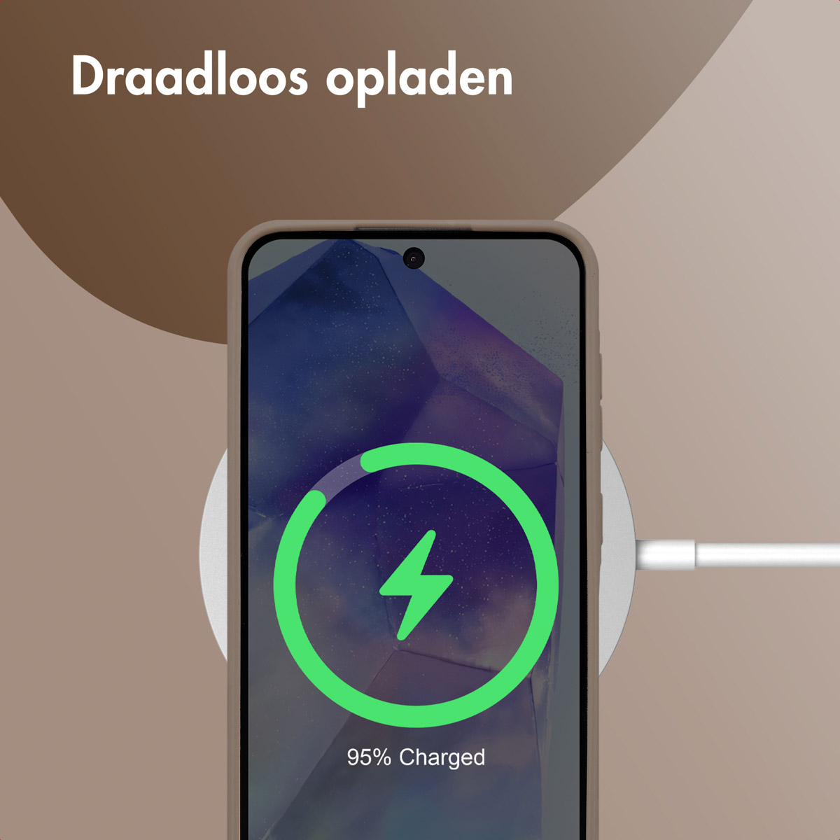 Un téléphone se chargeant sans fil. Le téléphone est chargé à 95 % avec un symbole d'éclair vert.
