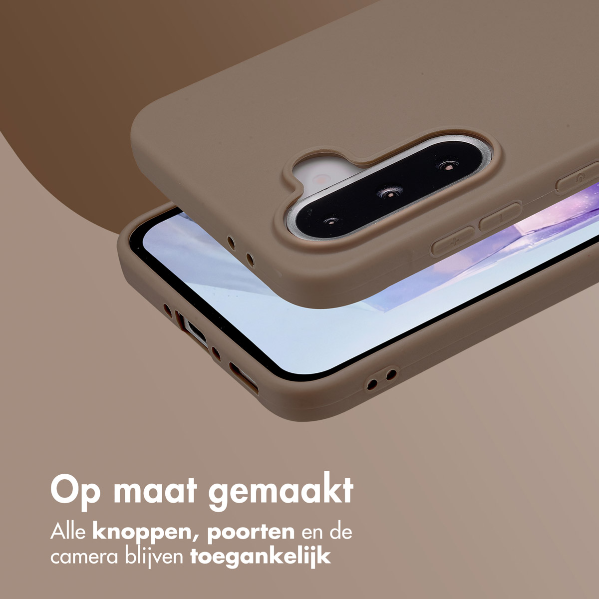 Un téléphone avec un étui marron. L'étui est ouvert, montrant l'écran. Le téléphone est sur fond marron.