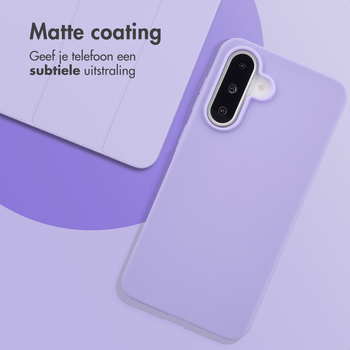 Une coque de téléphone violette et une tablette blanche, présentant un revêtement mat.