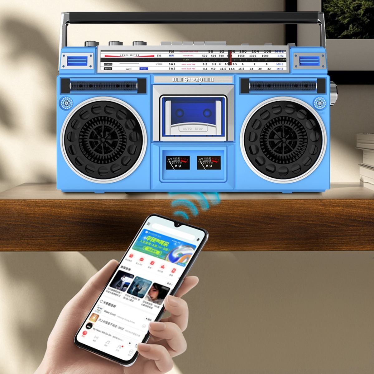 Ein blauer Ghettoblaster auf einem Regal, mit einem Telefon, das Musik über Bluetooth abspielt.