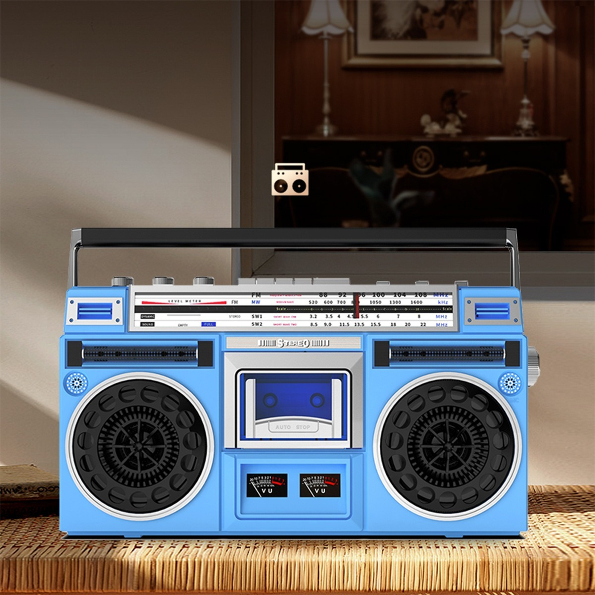 Ein blaues Vintage-Boombox-Radio auf einem Tisch. Spiegelung zeigt ein gerahmtes Bild. Blaue Farbe.
