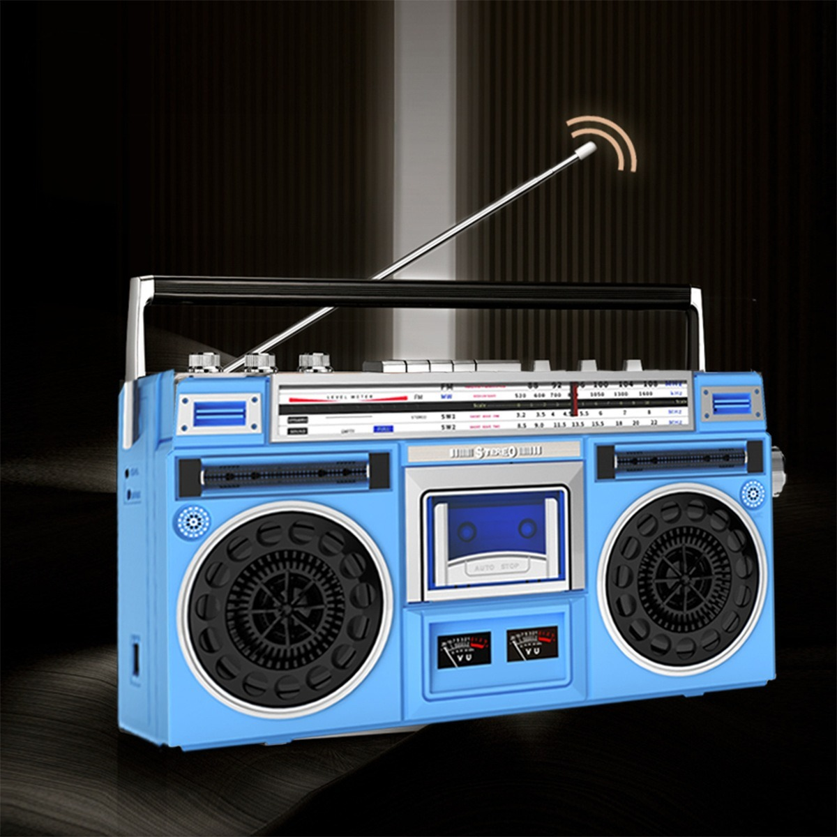 Blaue Retro-Boombox mit ausgefahrener Antenne, Kassettenschlitz und Einstelltasten. Schwarzer Hintergrund.