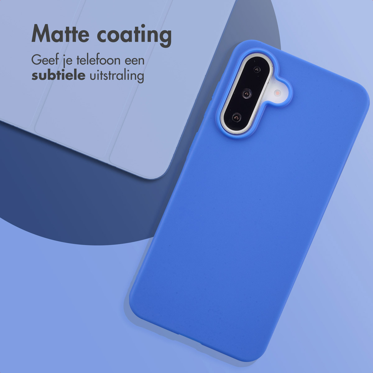 Blauw telefoonhoesje en telefoon met lichtroze hoes op een verloopachtergrond.
