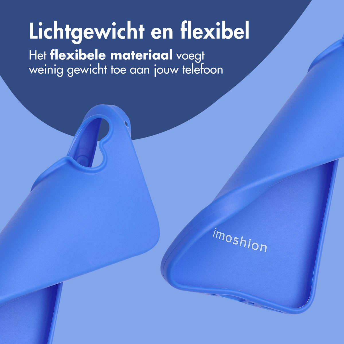 Twee blauwe telefoonhoesjes, die flexibel materiaal met imoshion-branding tonen, op een blauwe verloopachtergrond.