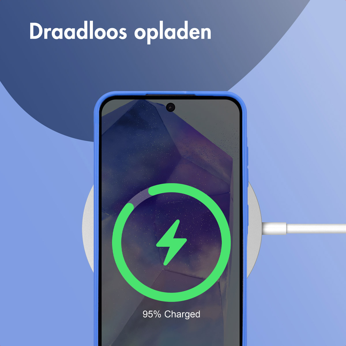 Een telefoon wordt draadloos opgeladen. De telefoon is blauw, met een groene oplaadindicator.