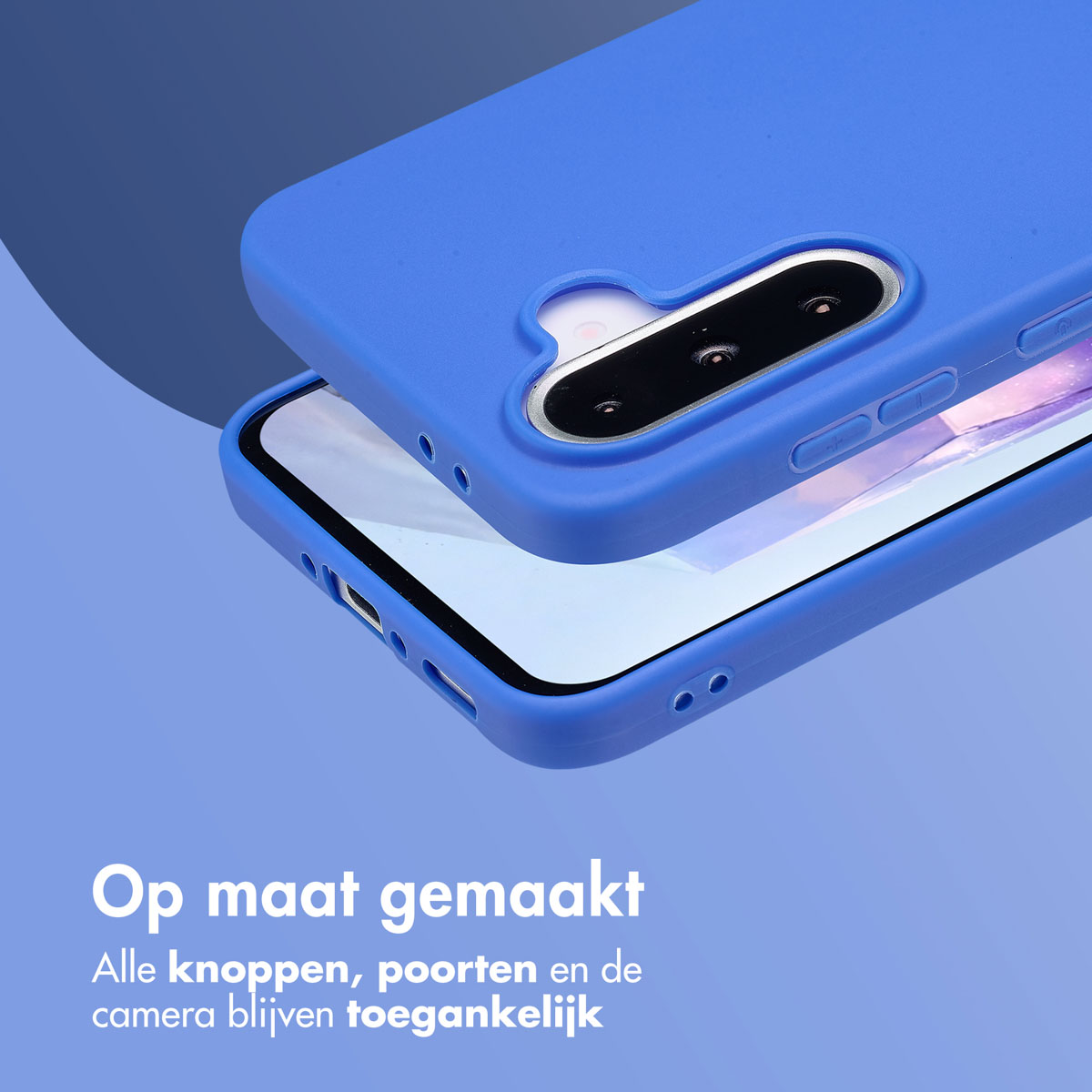 Blauwe telefoonhoes over een telefoon, die laat zien dat de knoppen en poorten toegankelijk zijn.