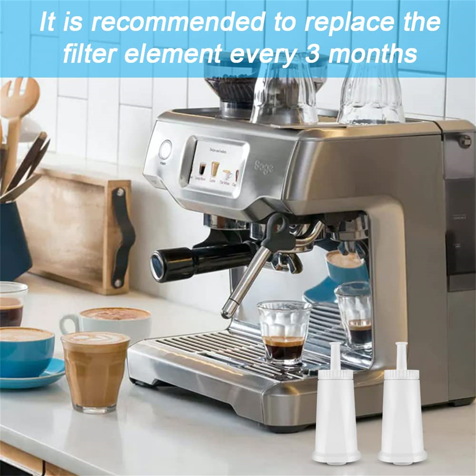 Eine Espressomaschine mit zwei weißen Filtern. Text weist darauf hin, das Filterelement alle 3 Monate zu ersetzen.