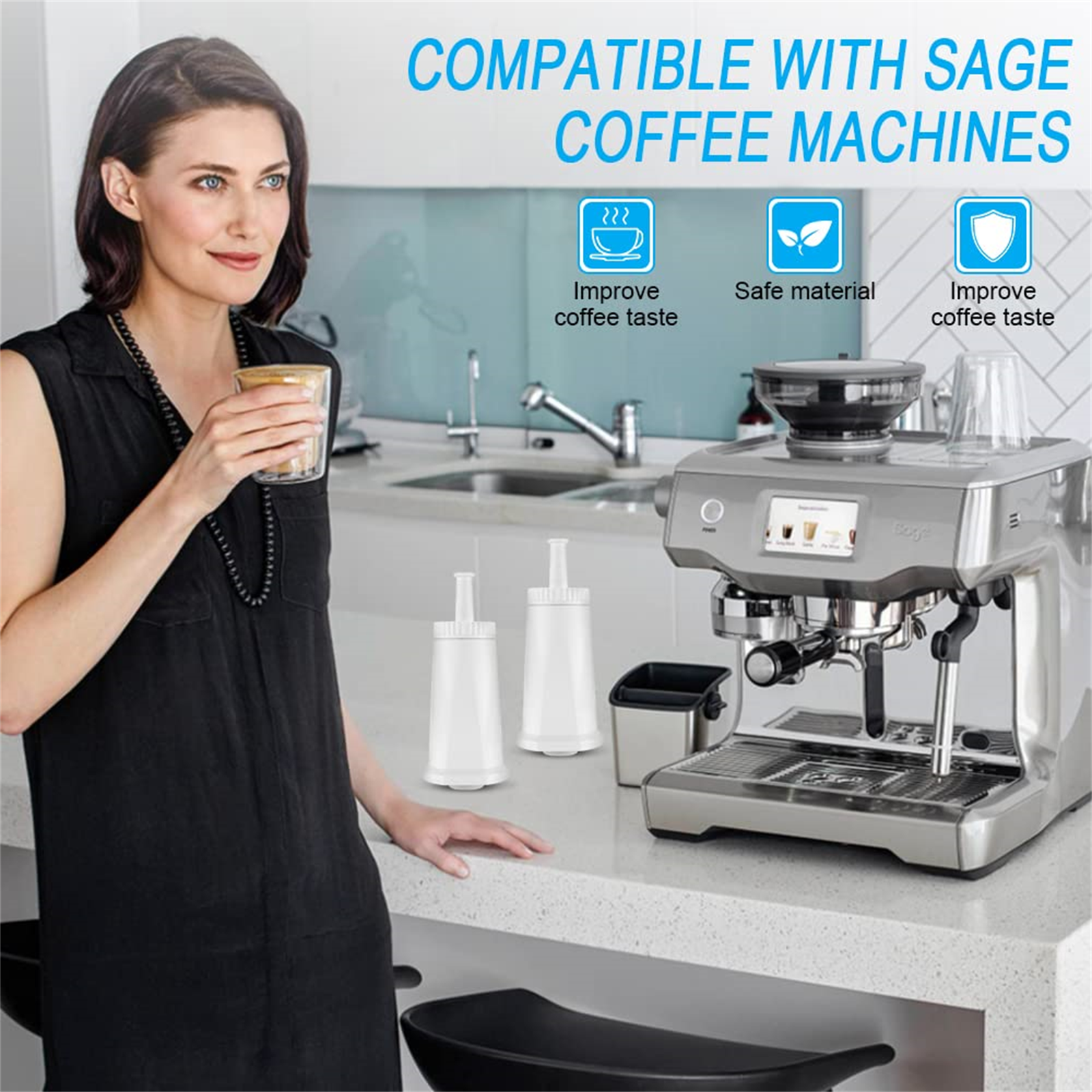 Eine Frau, die ein Glas Kaffee hält, mit einer Kaffeemaschine und Filtern im Hintergrund.