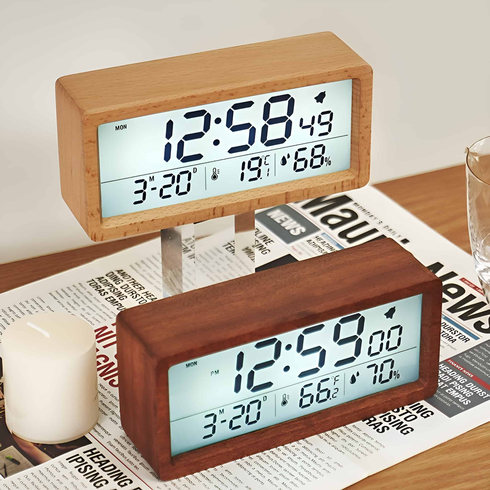 Zwei digitale Holzuhren, die Zeit, Datum und Temperatur anzeigen.