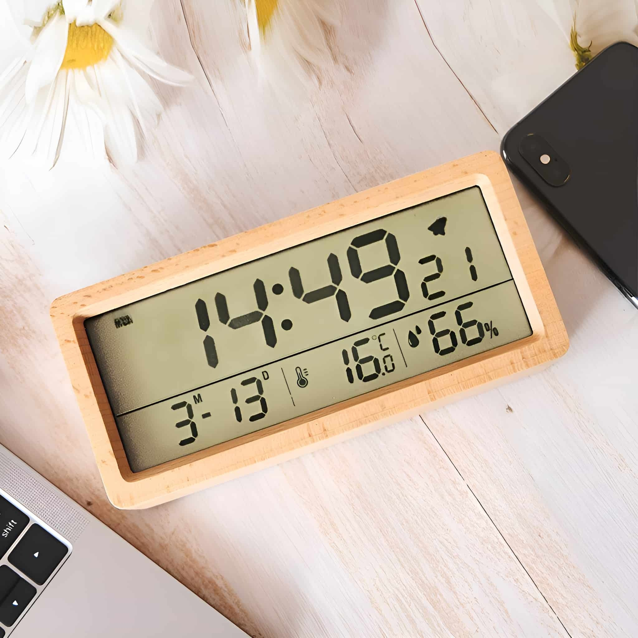 Digitaluhr aus Holz, die Zeit, Datum, Temperatur und Luftfeuchtigkeit auf einer Holzoberfläche anzeigt.