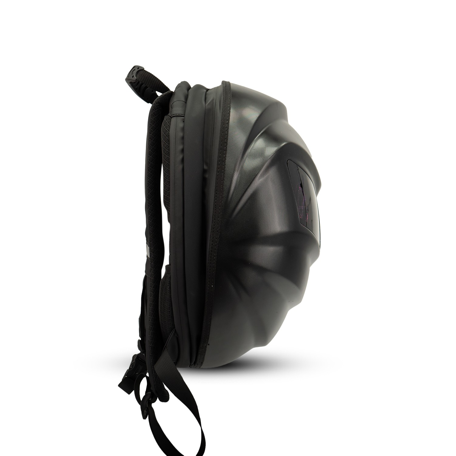 Una mochila negra con diseño de carcasa dura, vista de lado.