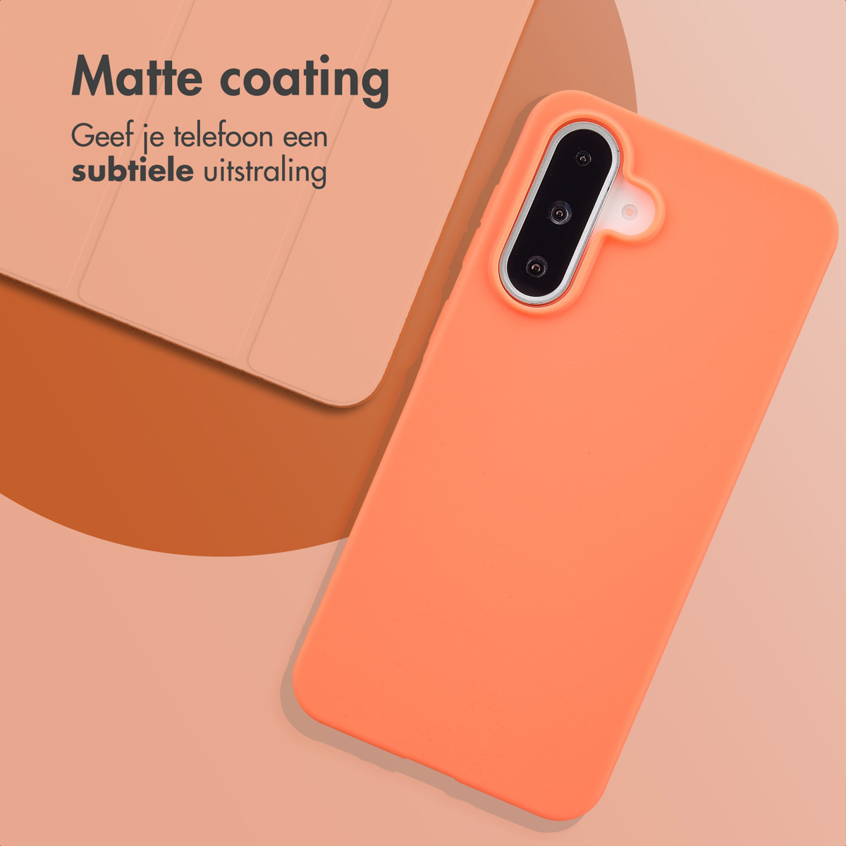 Oranje telefoonhoesje op een oppervlak met een bruine telefoon en achtergrond.