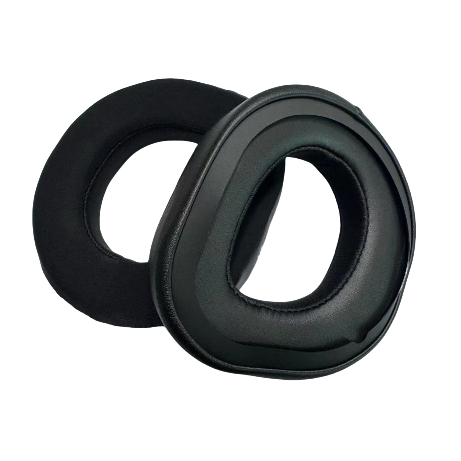 Due cuscinetti auricolari neri, uno con una texture liscia, sono su uno sfondo bianco.