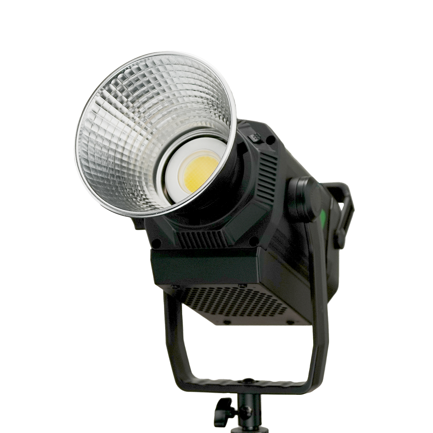 Projecteur de studio noir avec un réflecteur argenté. La lumière est dirigée vers le haut. Fond blanc.