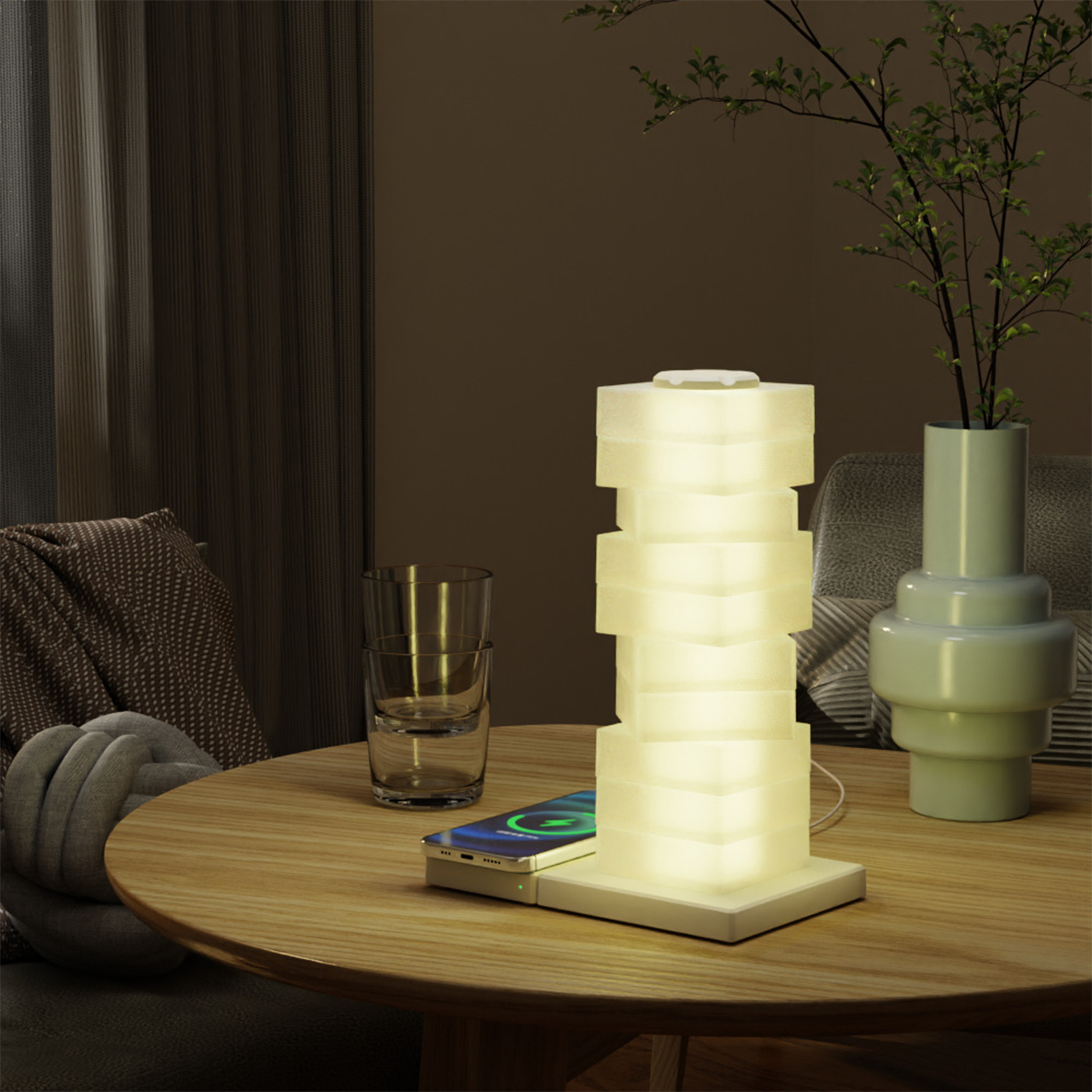 Eine beleuchtete Lampe auf einem Tisch mit Telefon und Gläsern, in der Nähe einer Vase und eines Stuhls.