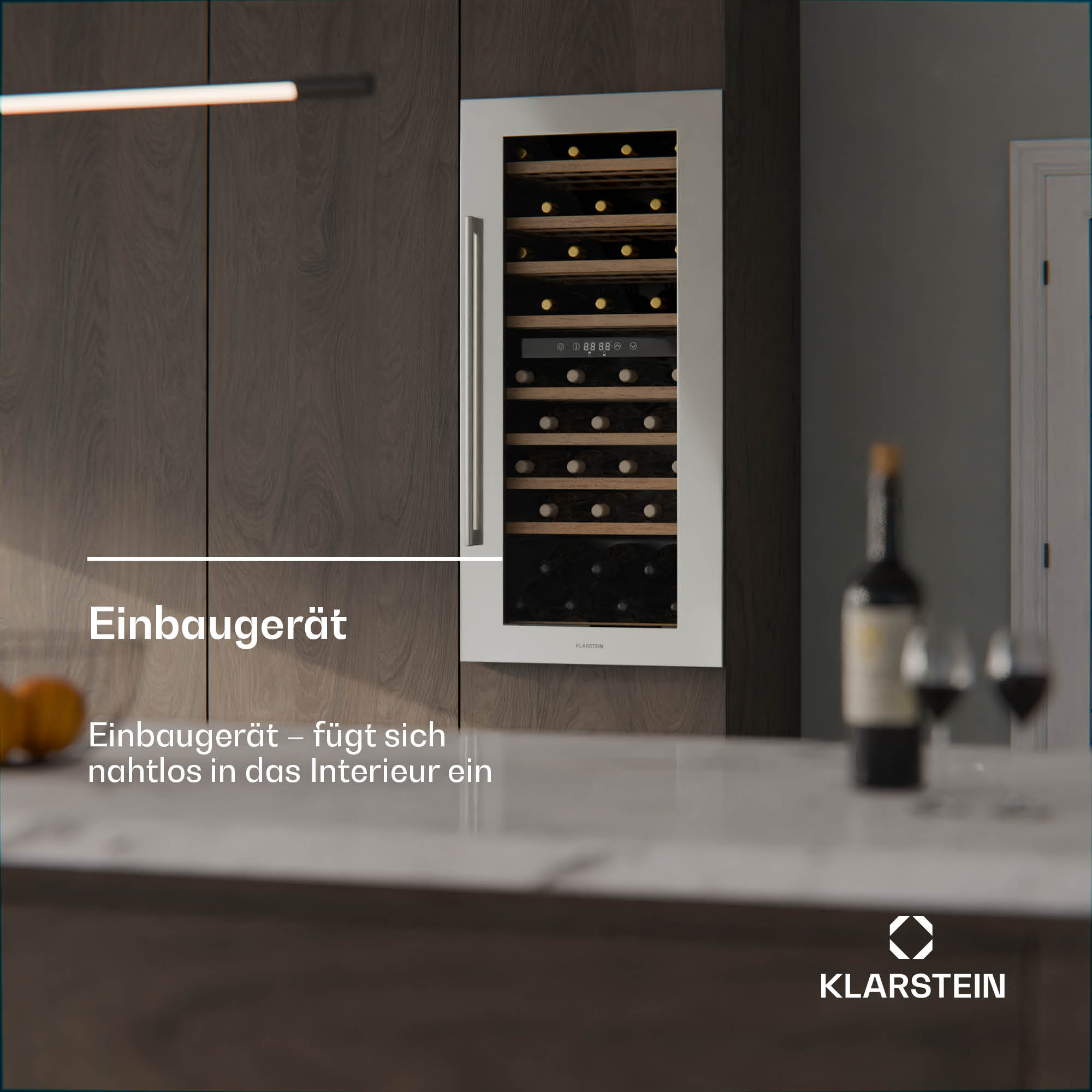 Einbau-Weinkühler in einer modernen Küche. Weinflaschen sind sichtbar.
