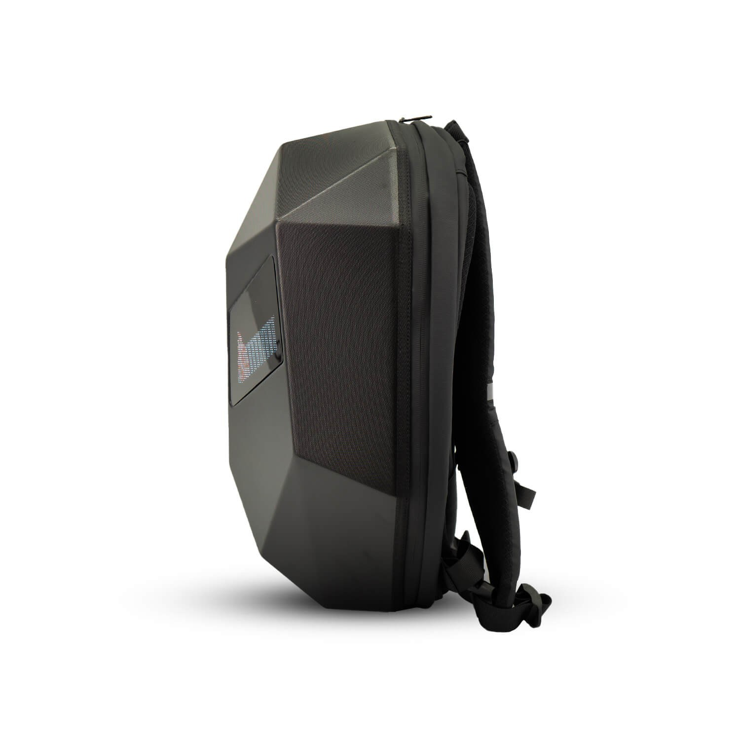 Mochila negra y angular con pantalla. Perfil lateral muestra sección de malla y cremallera.