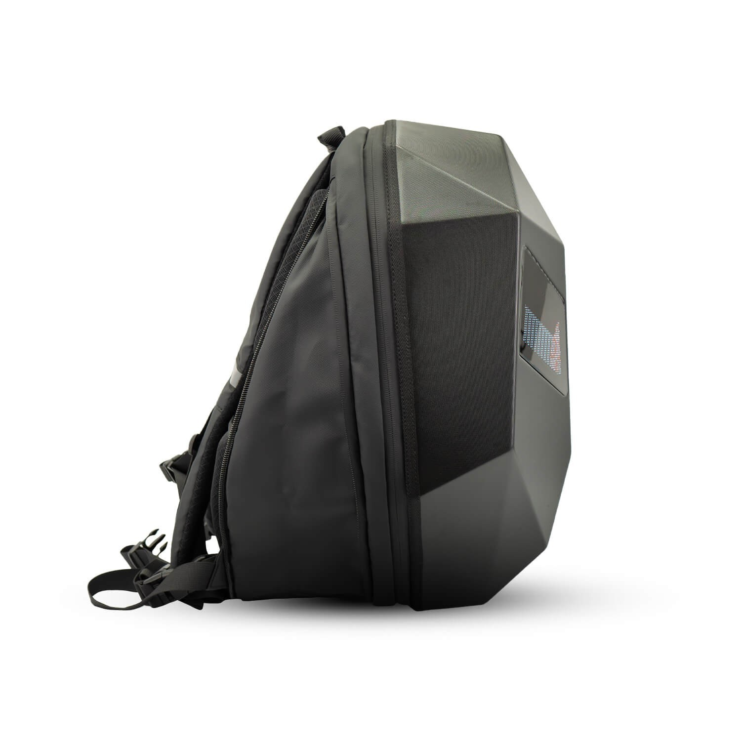 Una mochila negra con una parte delantera dura y en ángulo. El fondo es blanco.