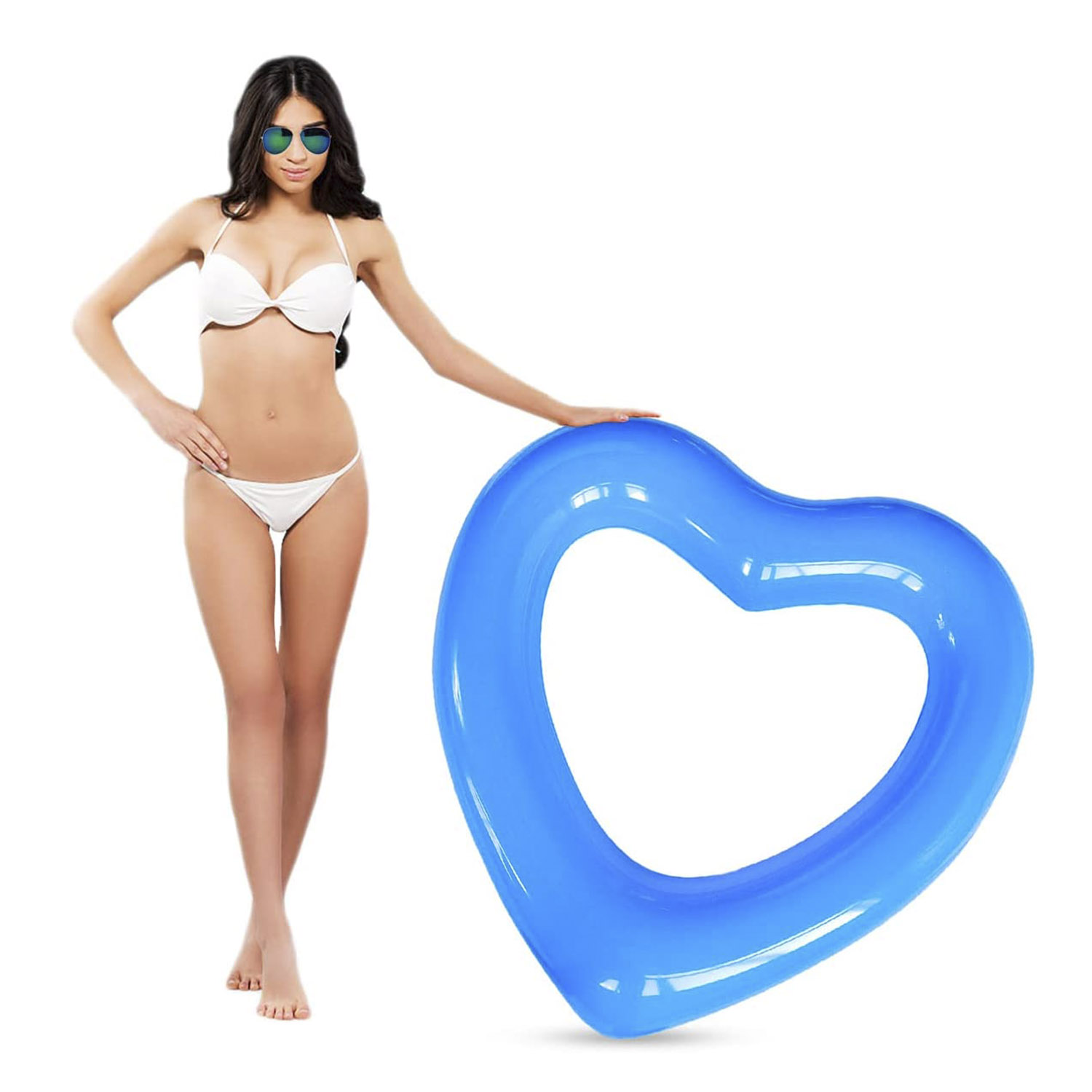 Mujer en bikini y gafas de sol sosteniendo un flotador de piscina azul en forma de corazón.