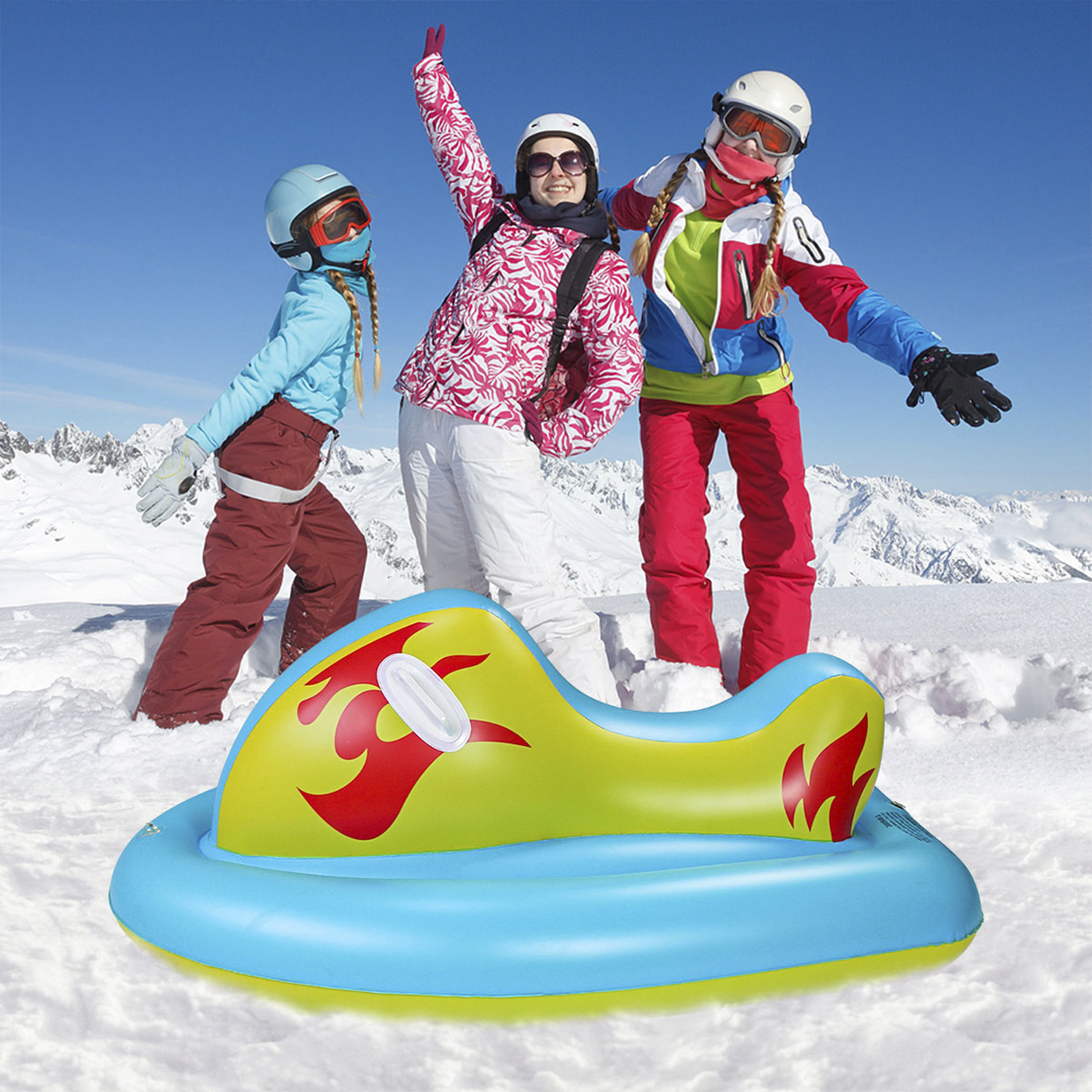Tres personas con ropa de invierno, posando junto a un trineo azul y verde en la nieve.