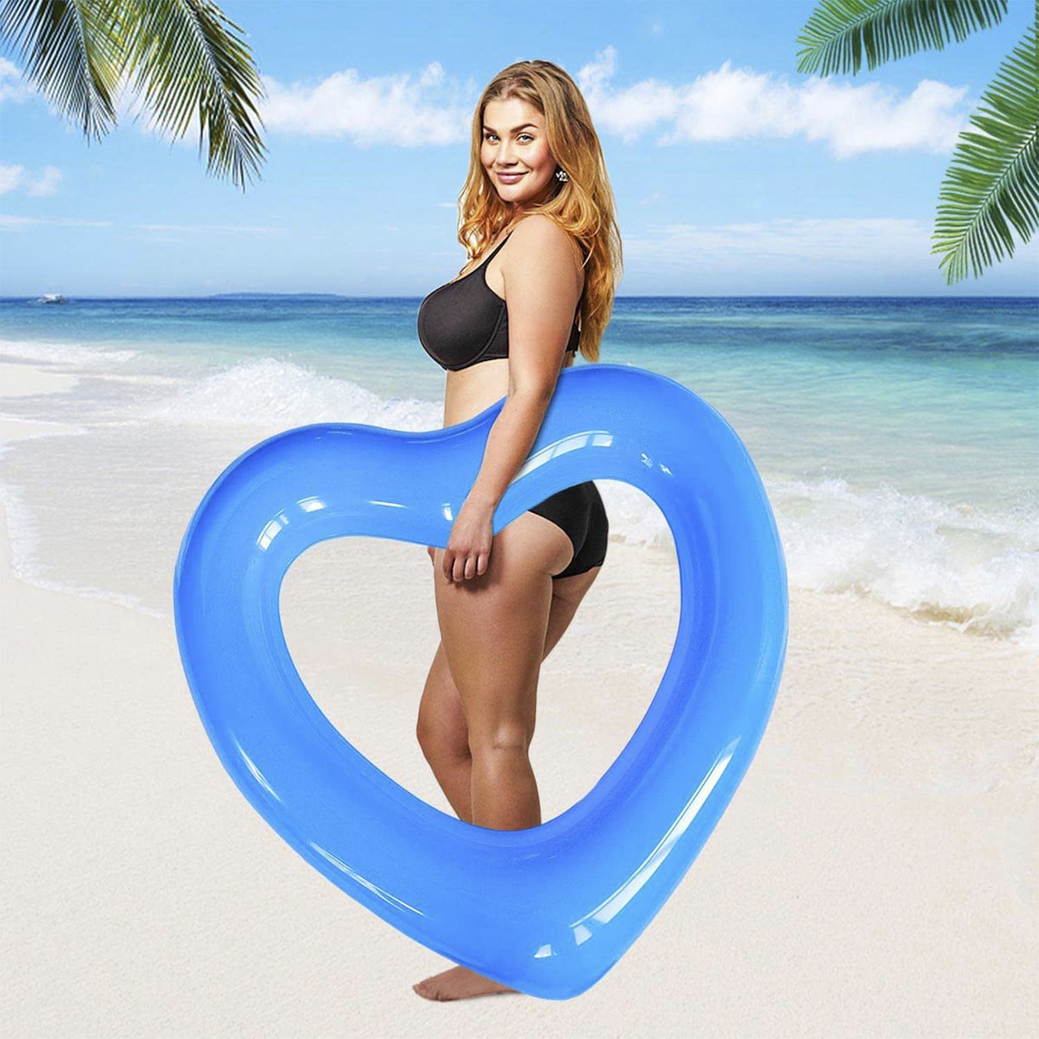 Mujer en bikini sosteniendo un flotador azul en forma de corazón.