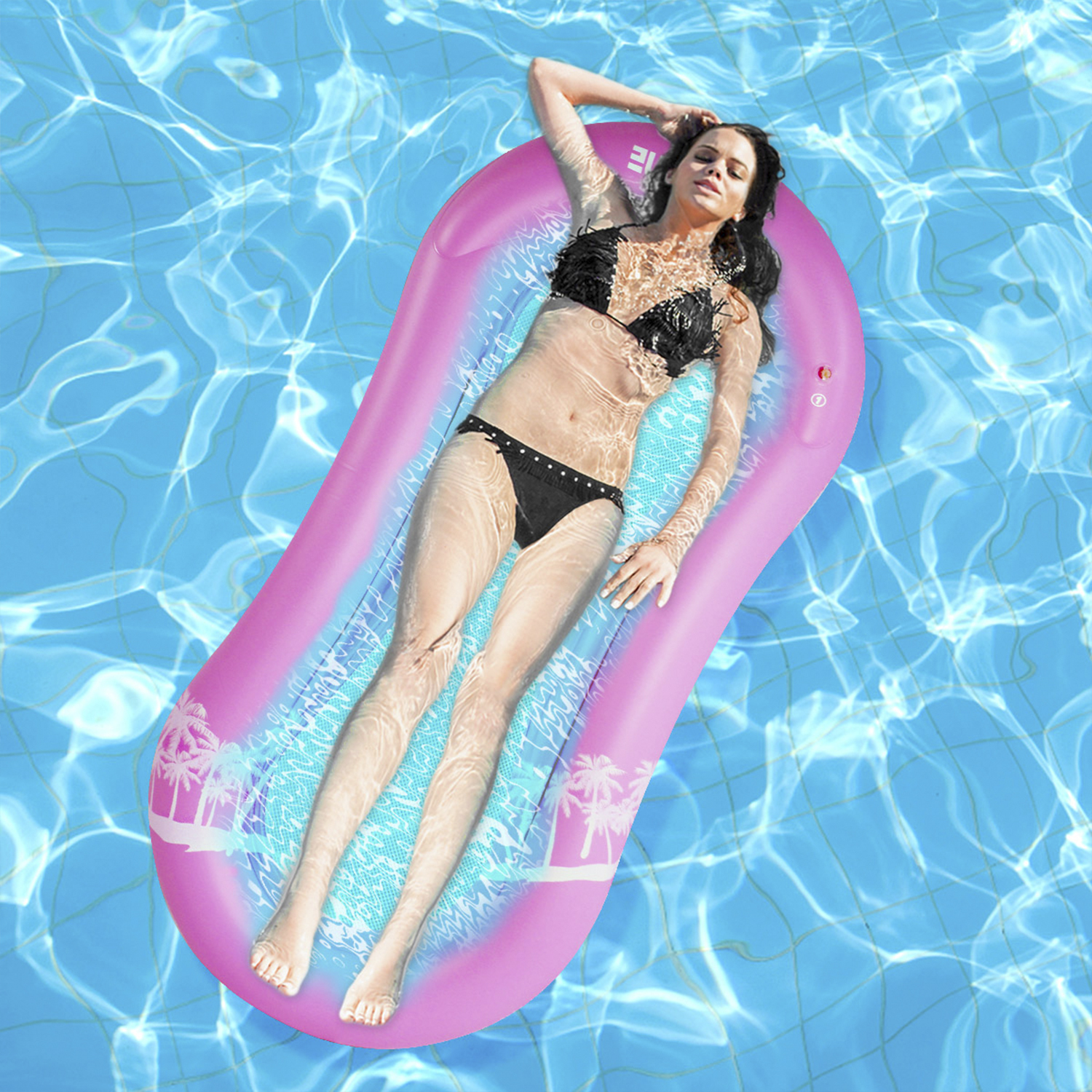 Mujer en un flotador inflable rosa en la piscina. El fondo es una piscina azul.